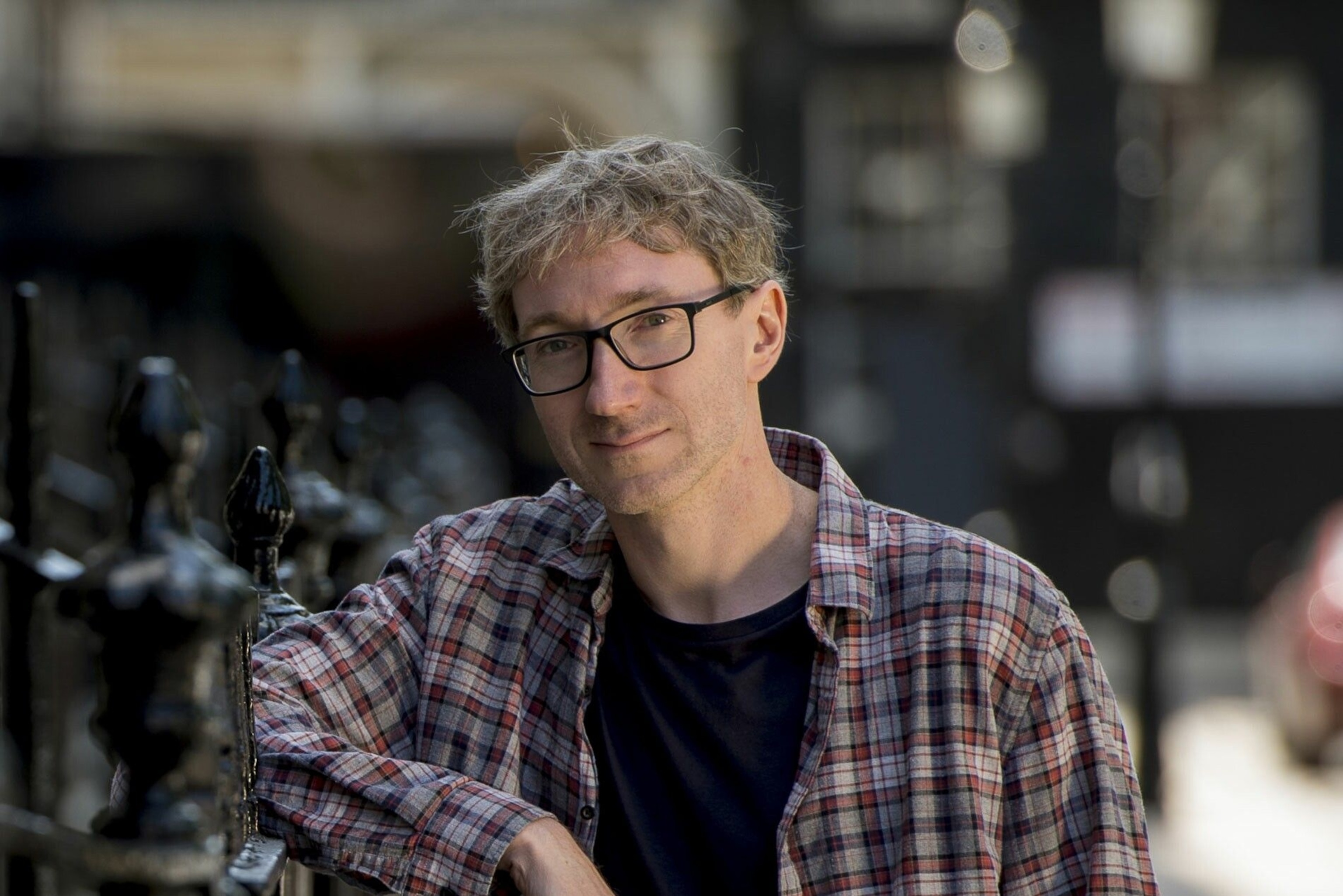 Picture of Stuart Turton, who is an award-winning author of The Seven Deaths of Evelyn Hardcastle, and more recently The Devil and the Dark Water.