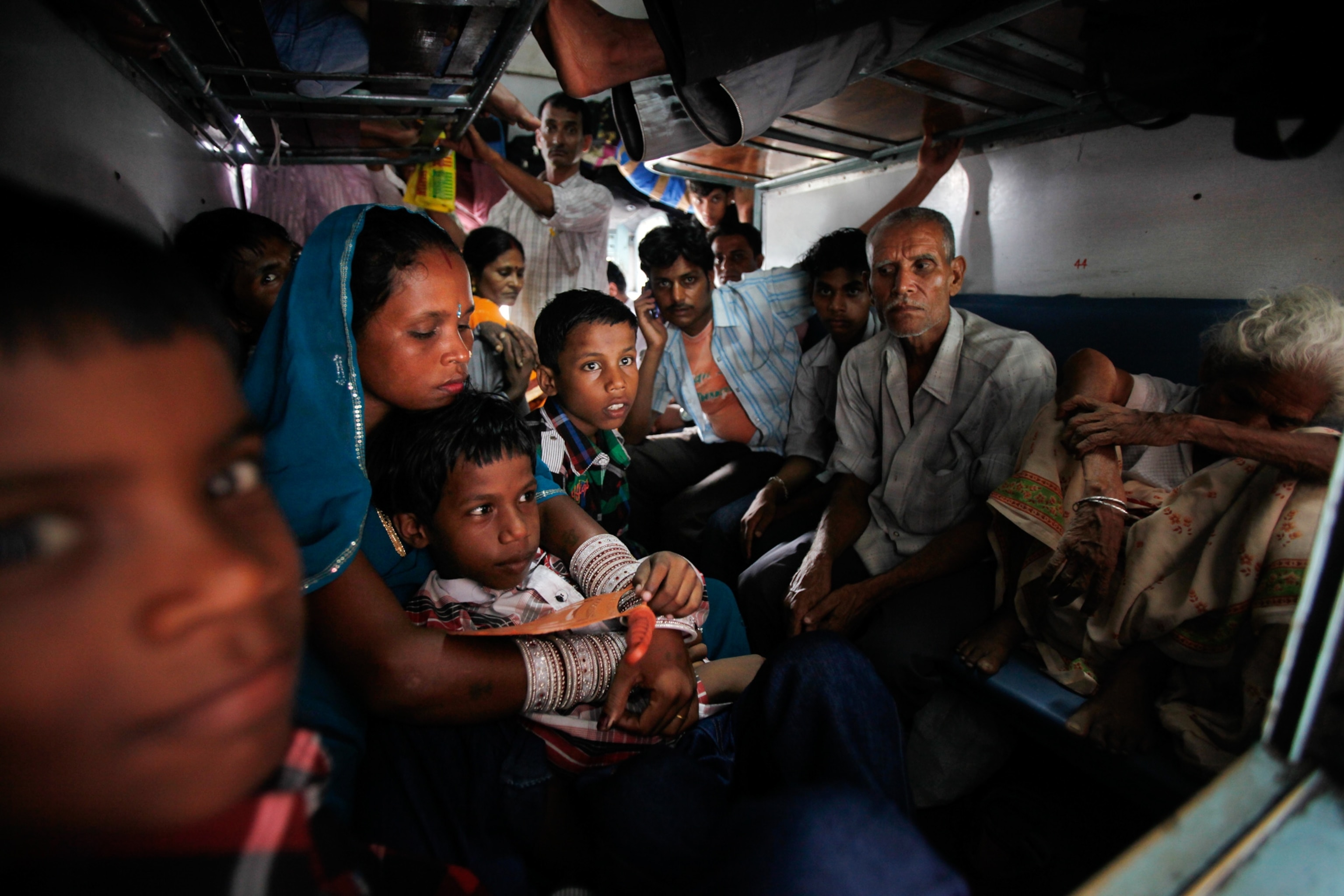 Train passengers stranded in New Delhi, India power outage