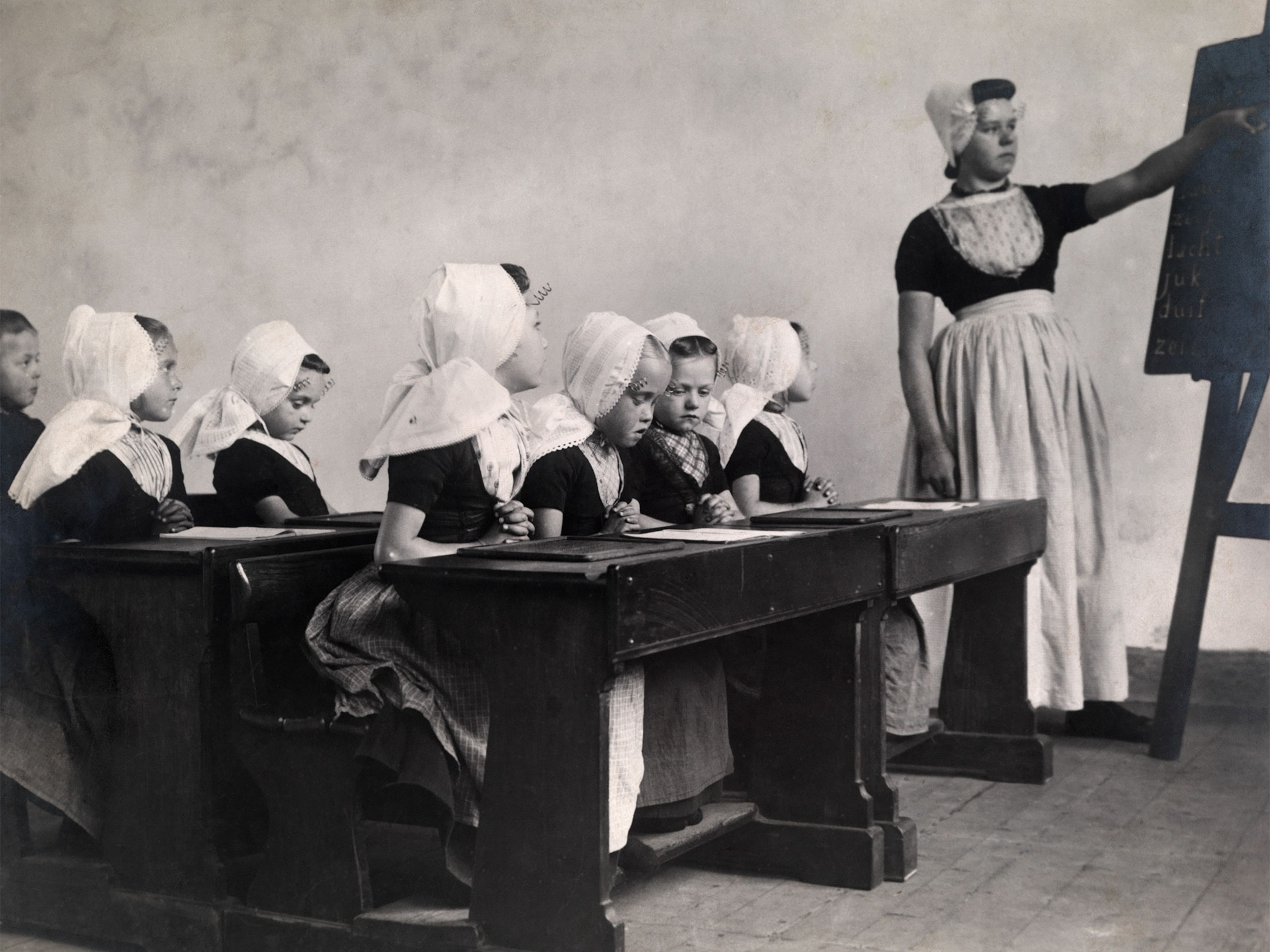 students in a classroom in the Netherlands in 1910