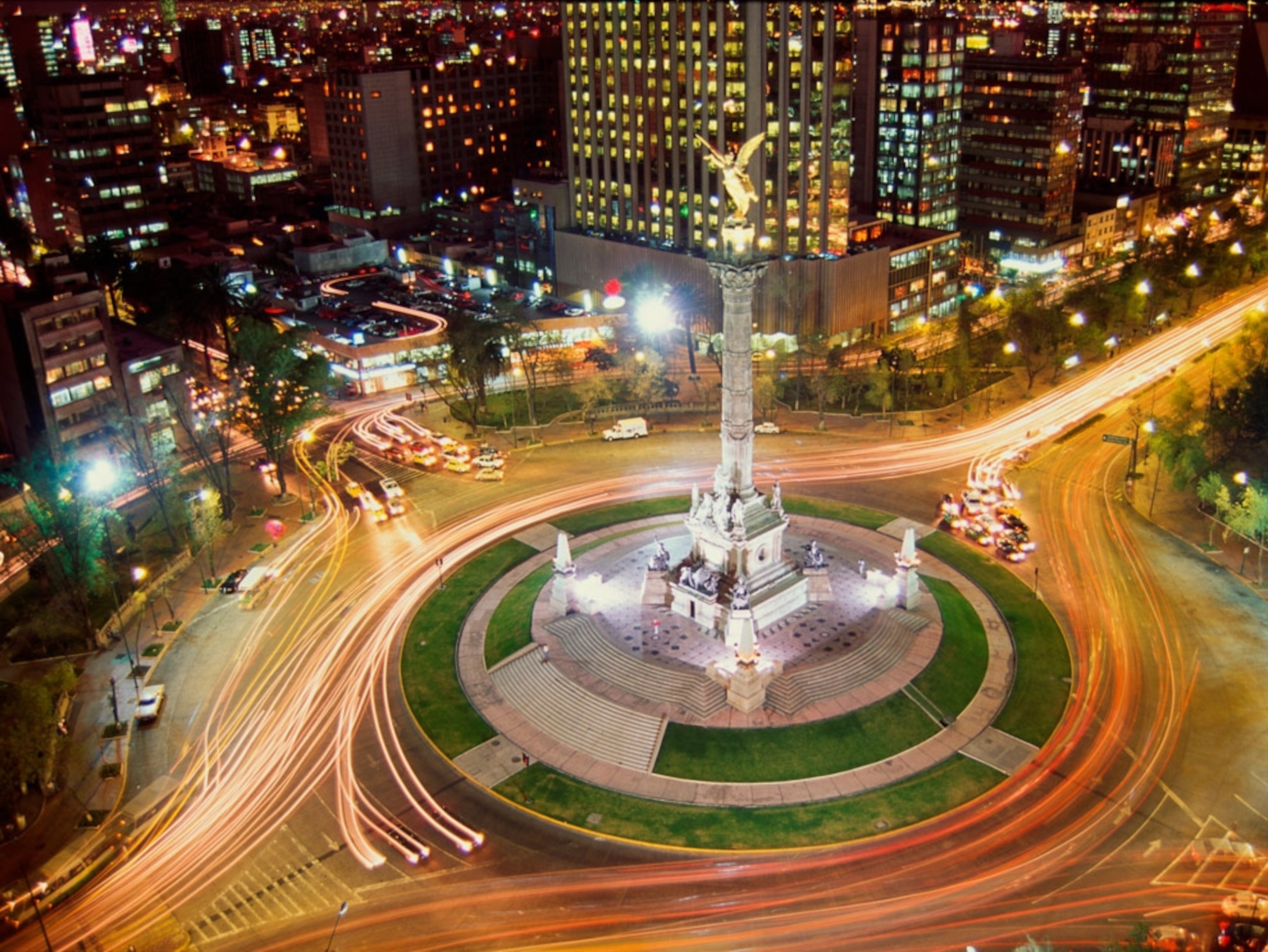 A monument at the center of a busy traffic circle
