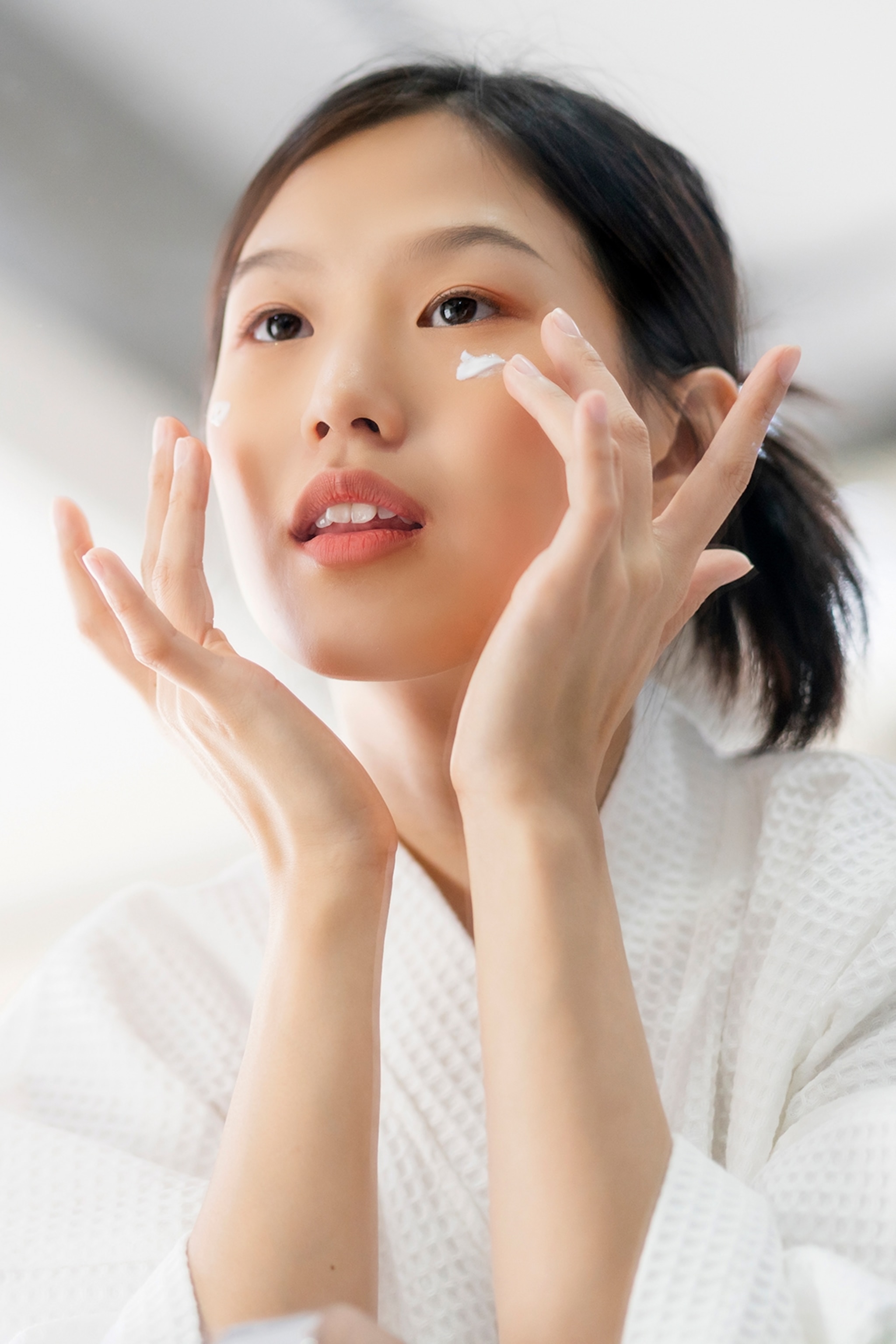 koean woman doing skincare