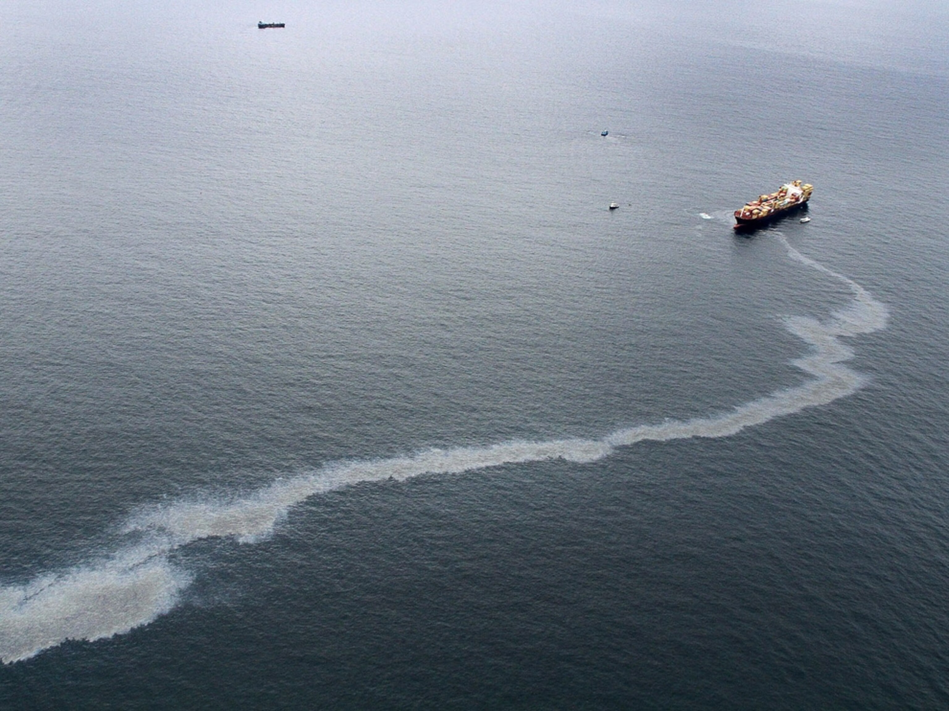 New Zealand oil spill picture: oil slick from stricken ship Rena