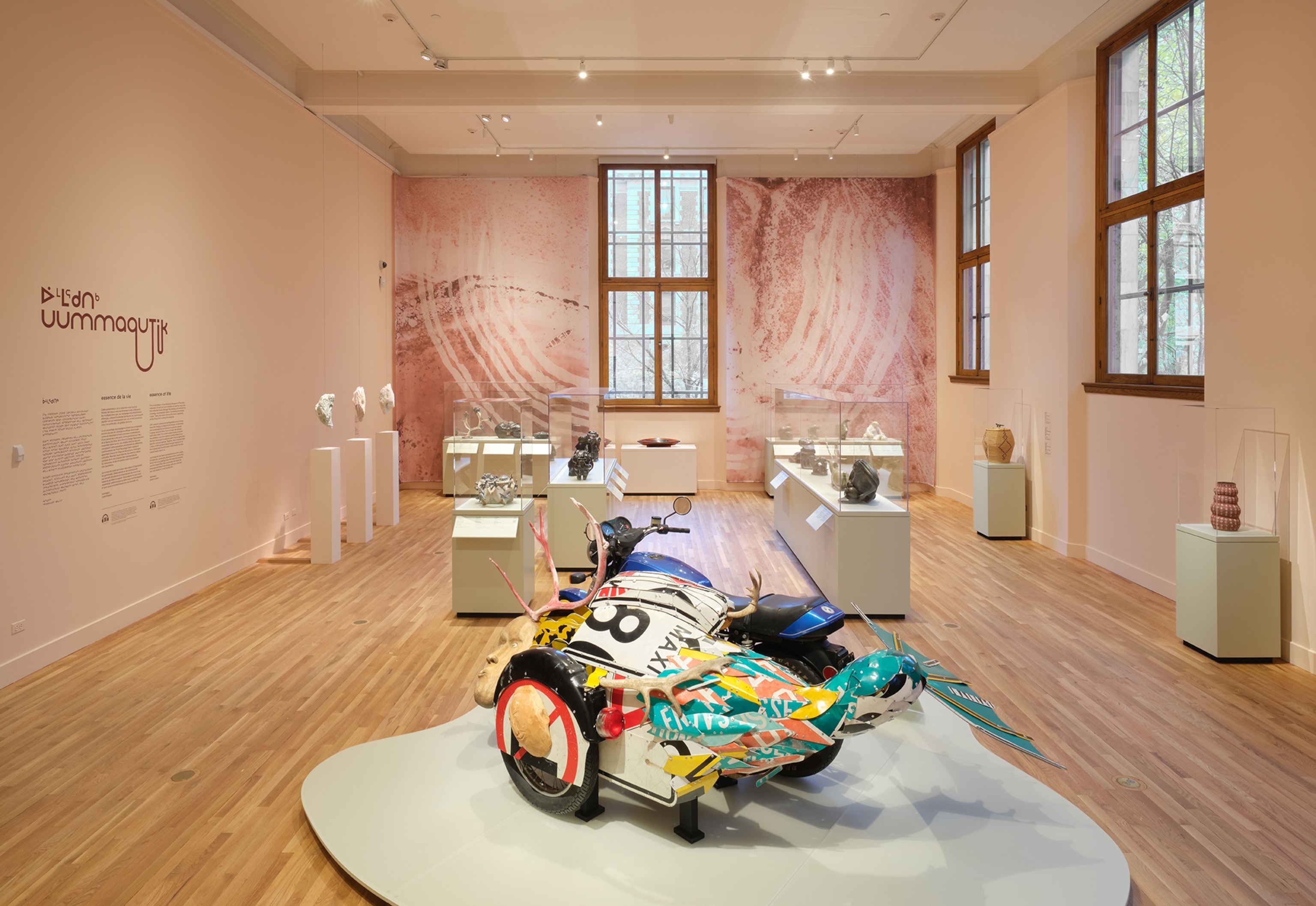 Photograph of ᐆᒻᒪᖁᑎᒃ uummaqutik: essence of life at the Montreal Museum of Fine Arts.