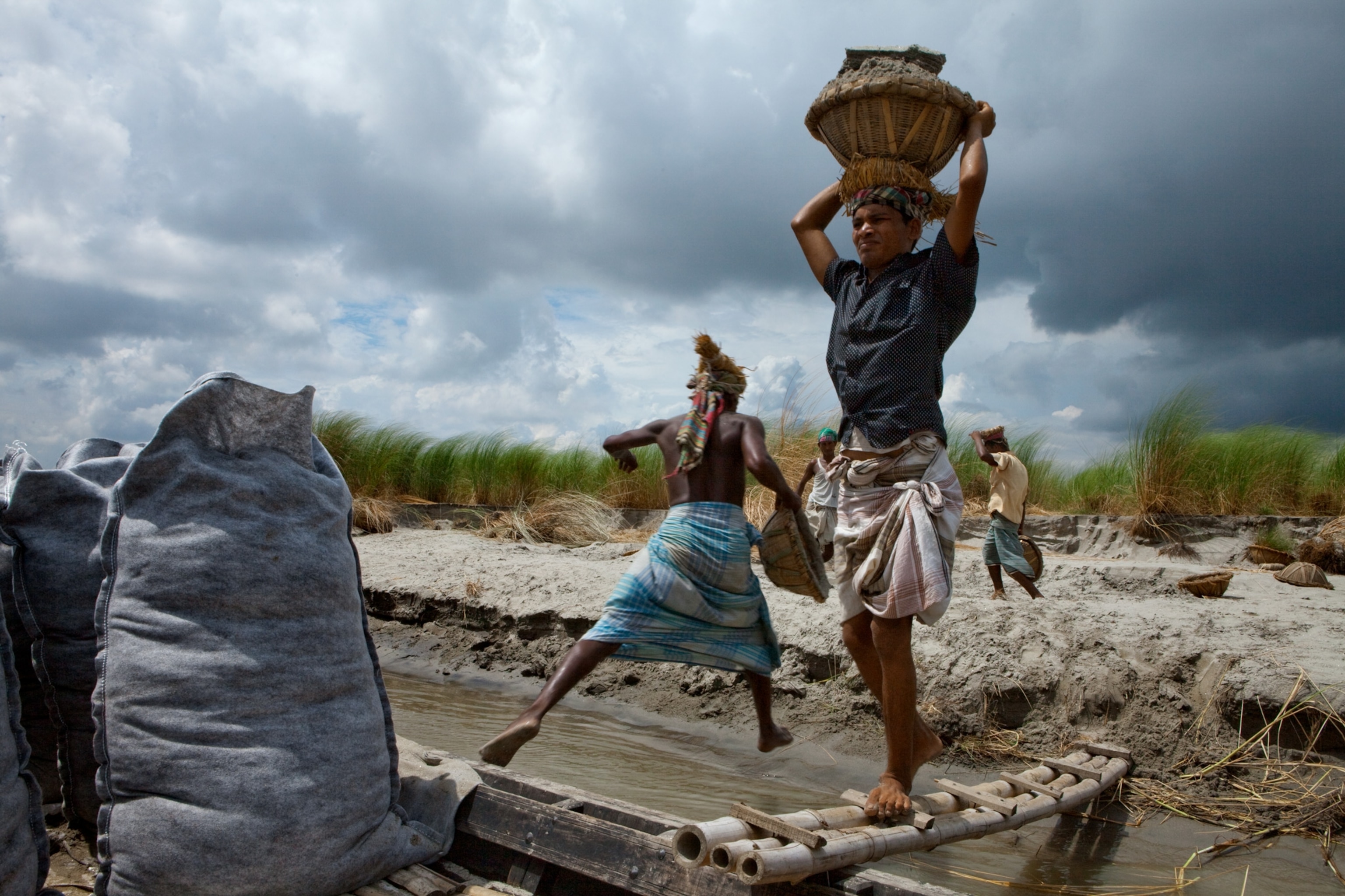 boatmen gathering sand from chars