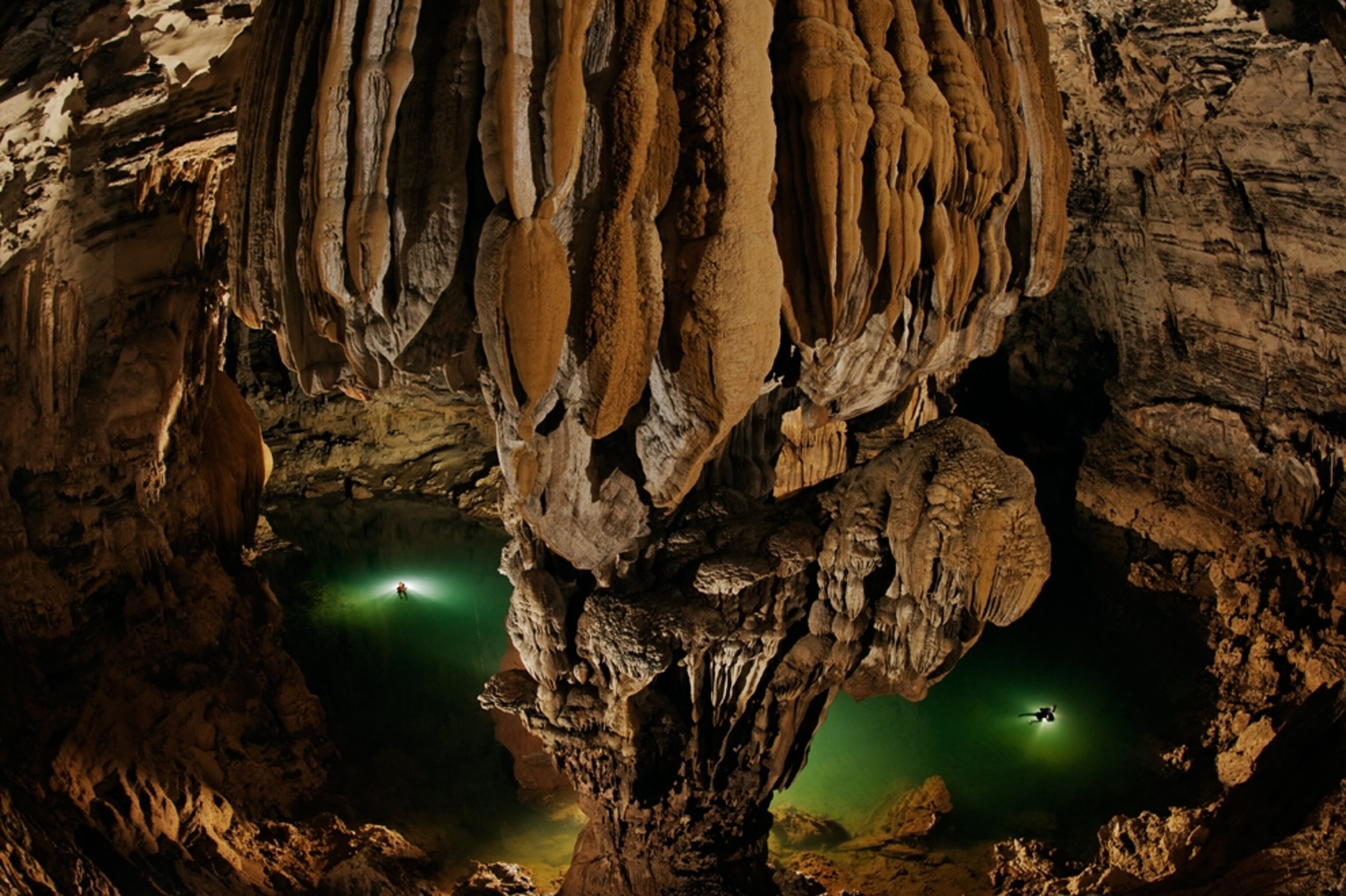 Cave picture: biggest cave, in Vietnam, in one of World Press Photo contest's best news pictures of the year, 2011