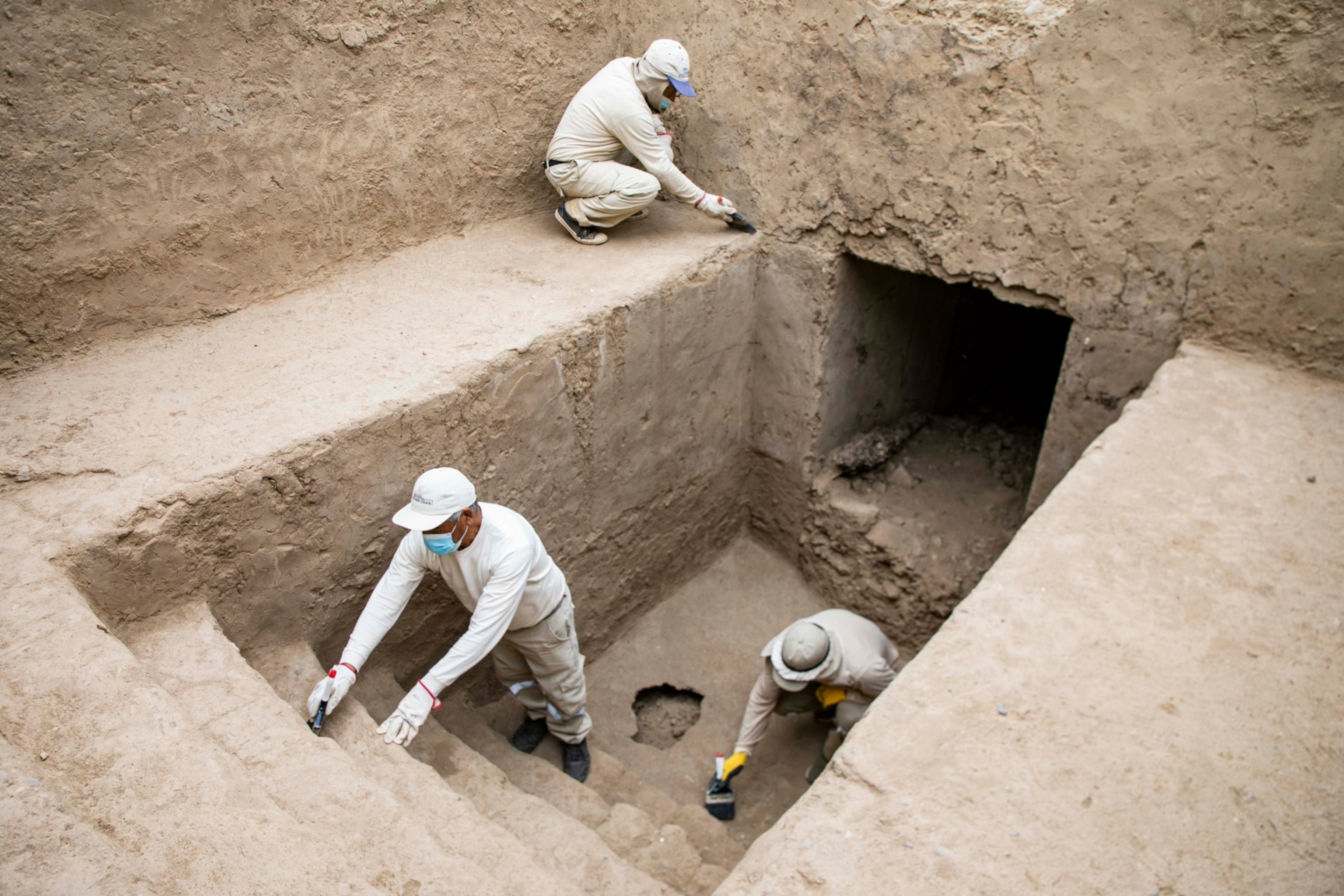 Peruvian archaeologists reveal the discovery of a pre-Incan funerary platform of the Chim˙ culture.