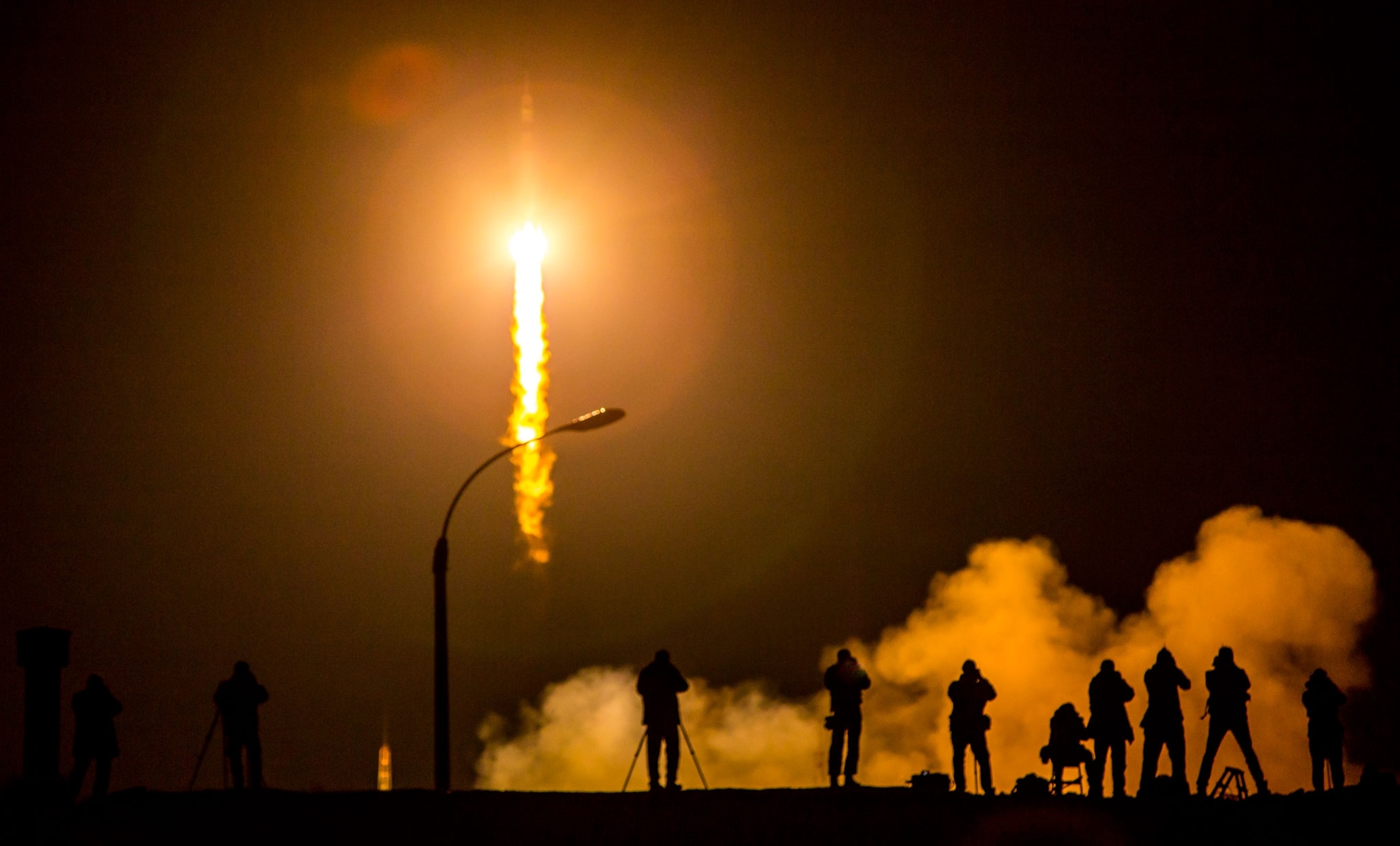 media photographing the liftoff of the Soyuz spacecraft