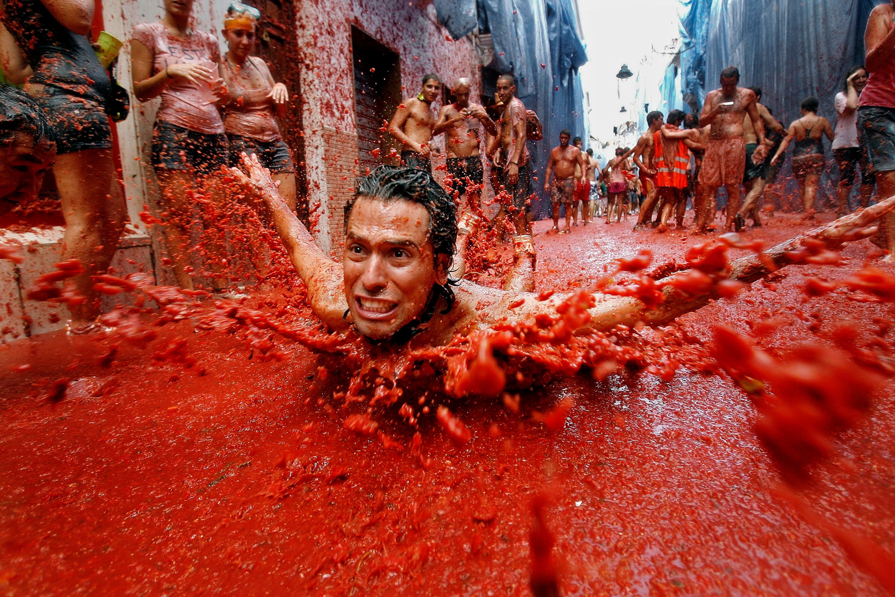 https://i.natgeofe.com/n/3ac6f64d-eab8-4857-99ad-2de767b87231/la-tomatina-festival-bunol-spain.jpg?utm_source=chatgpt.com