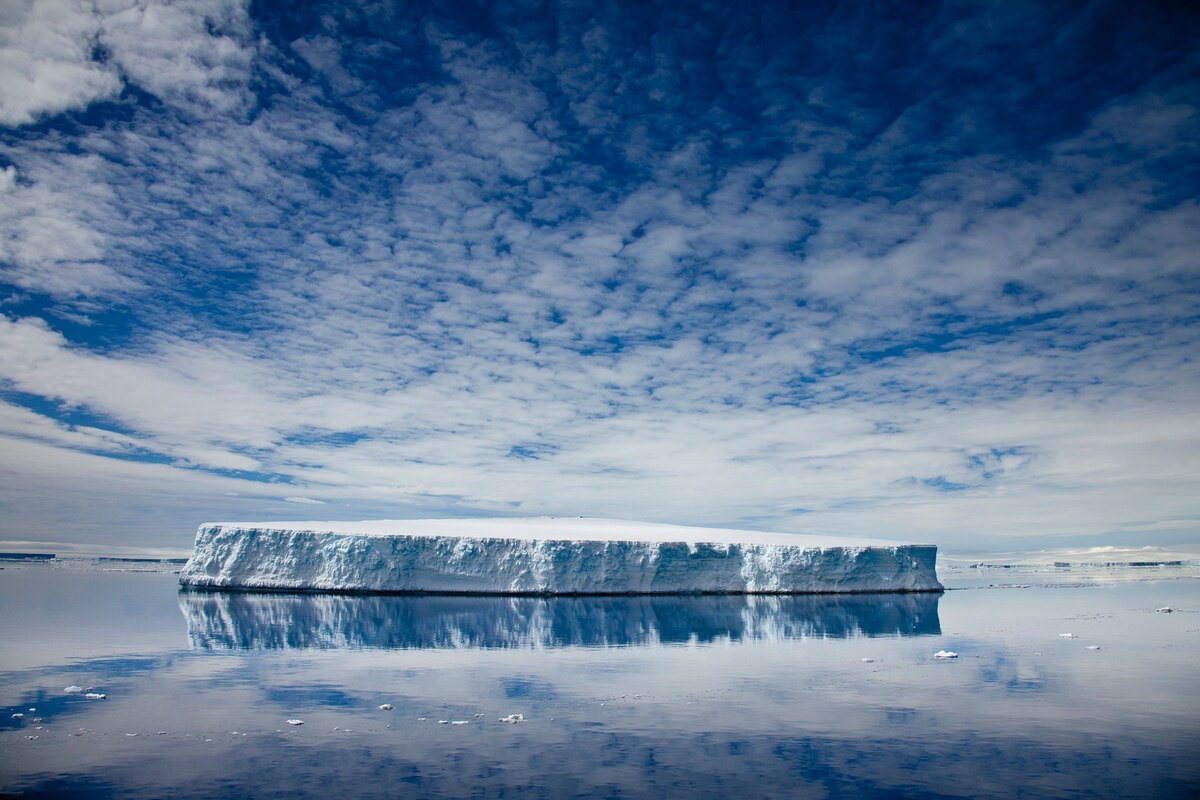 The Surprisingly Noisy Death of an Iceberg