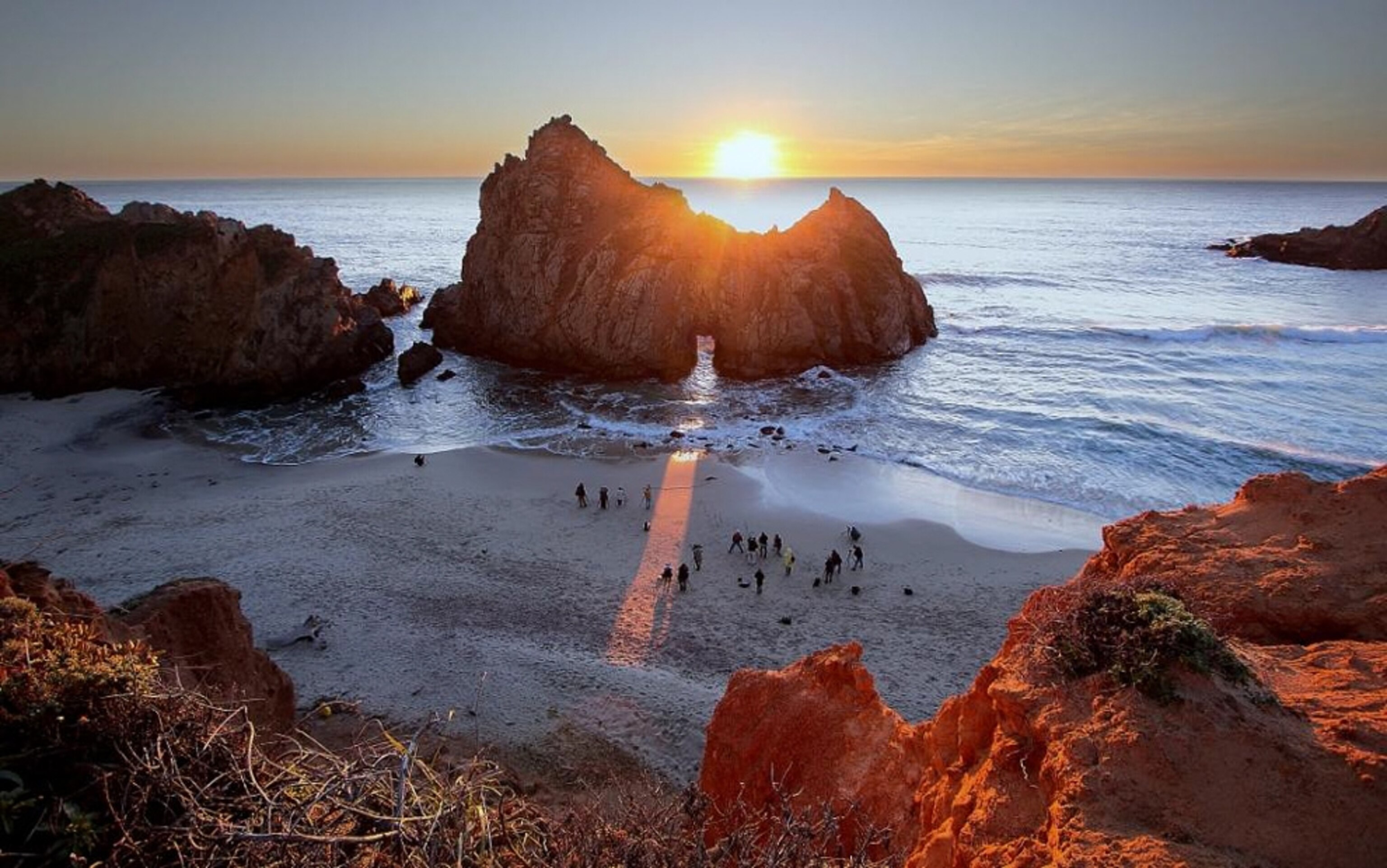 Picture of people gathered to see a natural alignment of the sun with a rock arch in California--a winner in the Astronomy Photographer of the Year space-pictures competition