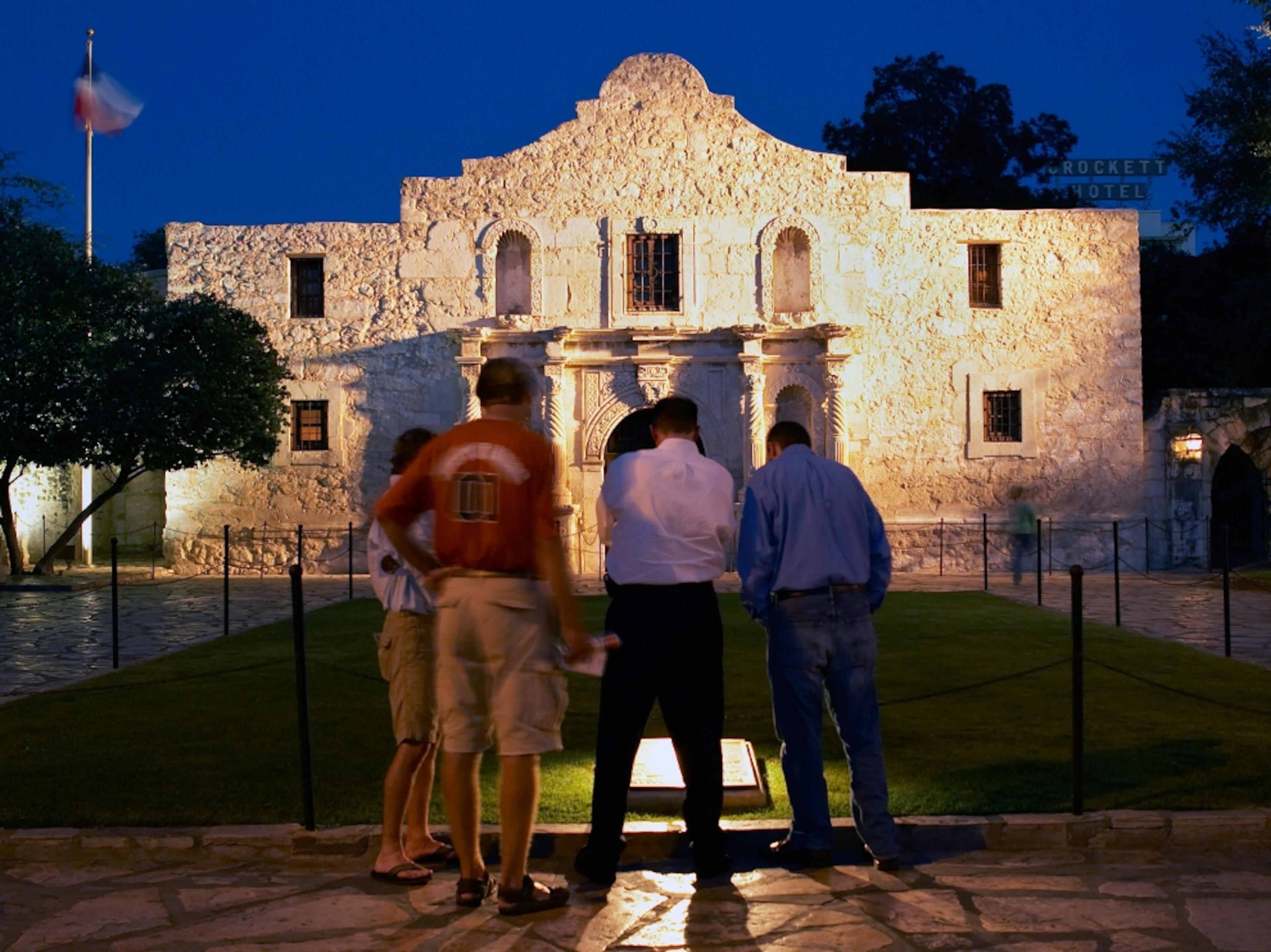 visitors outside the Alamo