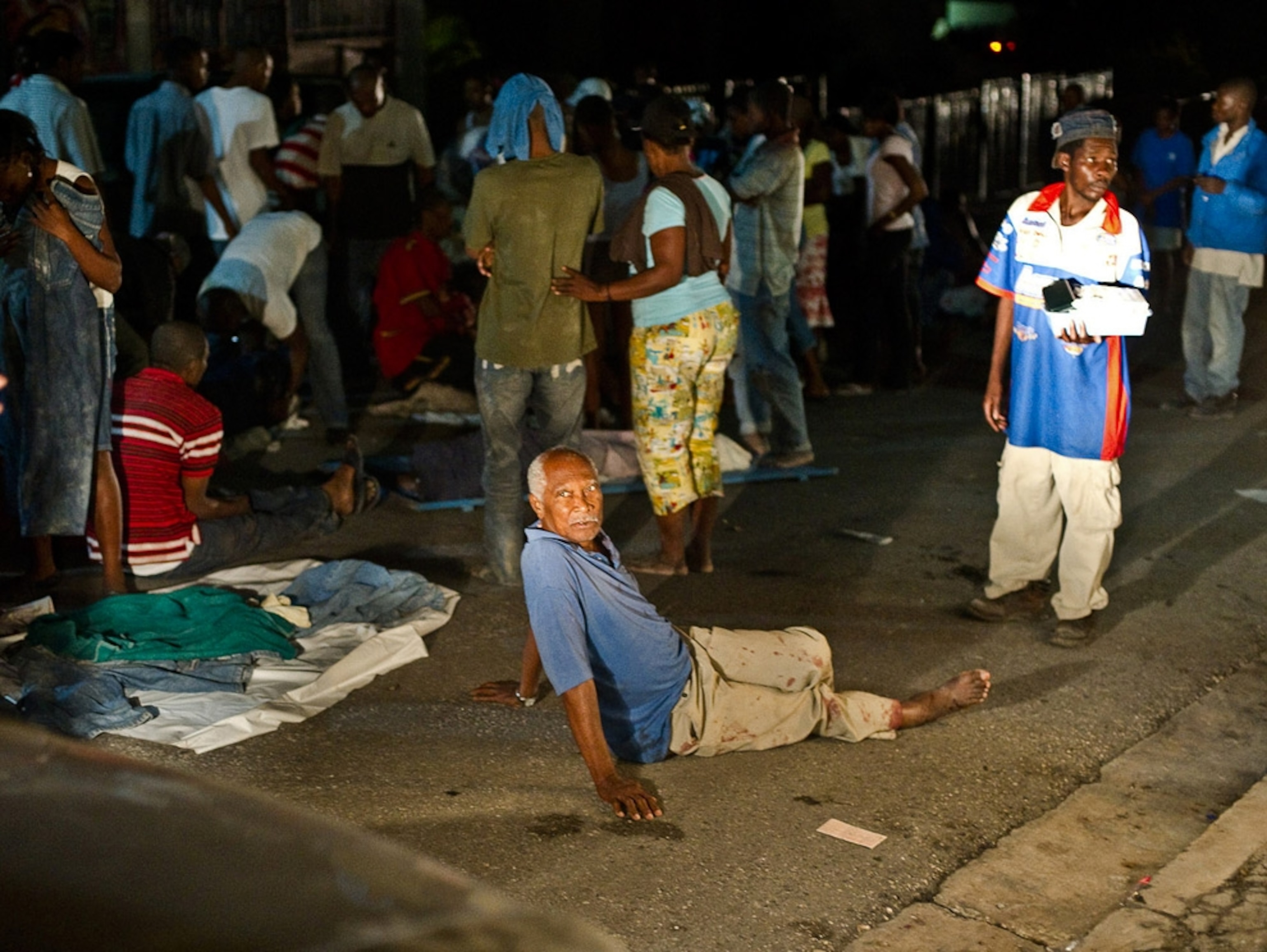 Haiti earthquake picture: injured quake survivor awaits help