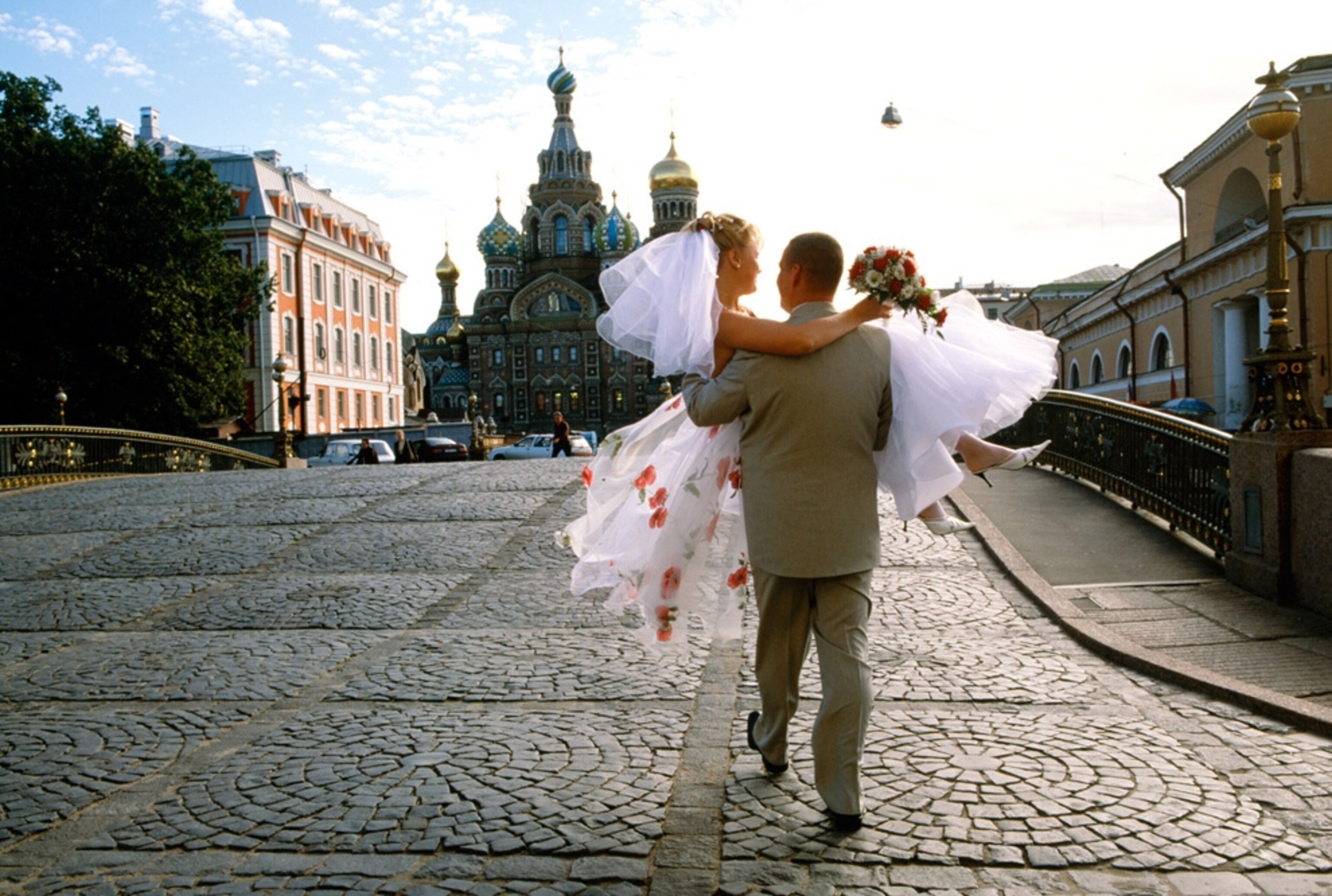 a newlywed couple in St. Petersburg, Russia