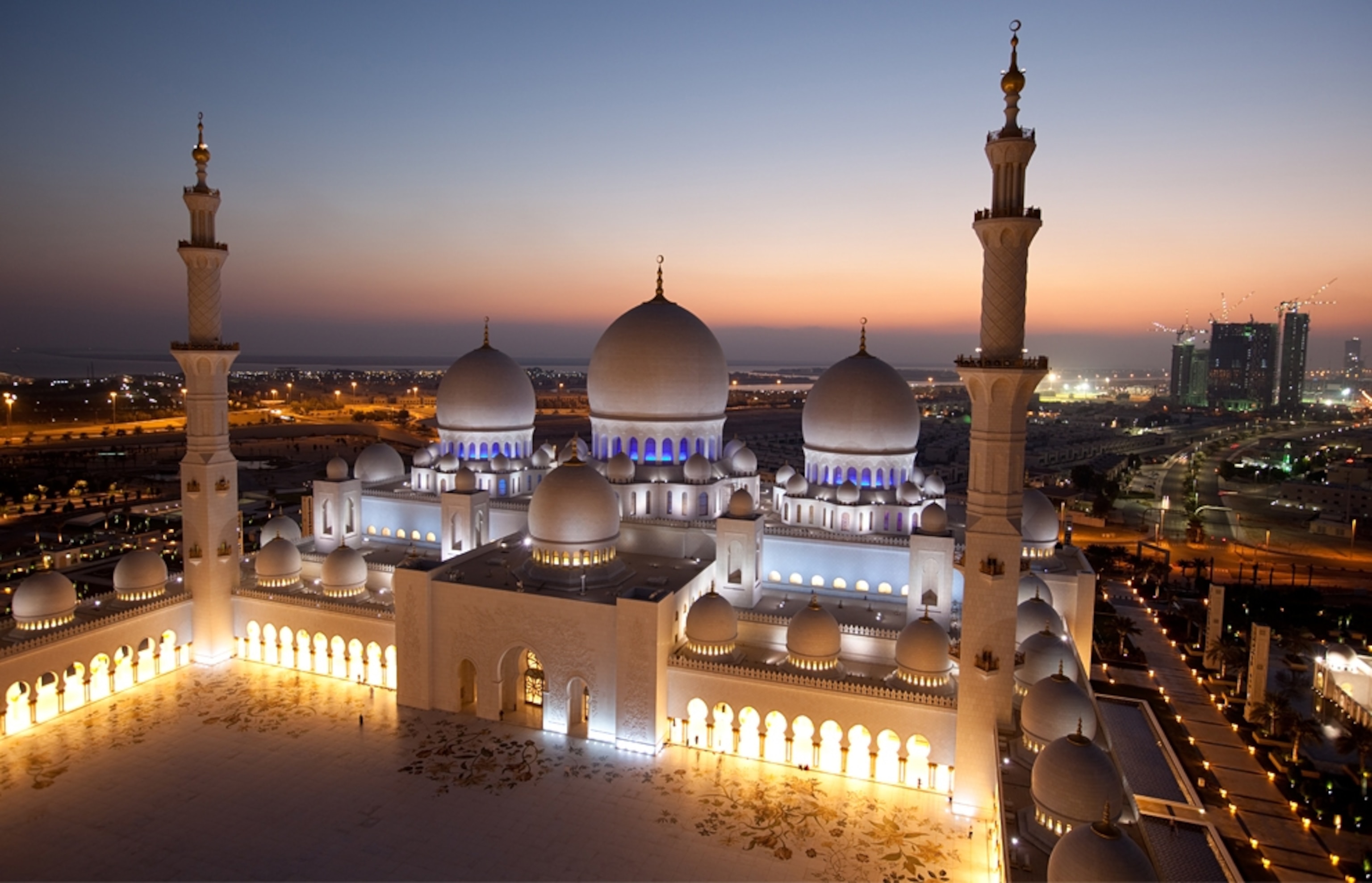 Overhead view of Sheikh Zayed Mosque in Abu Dhabi