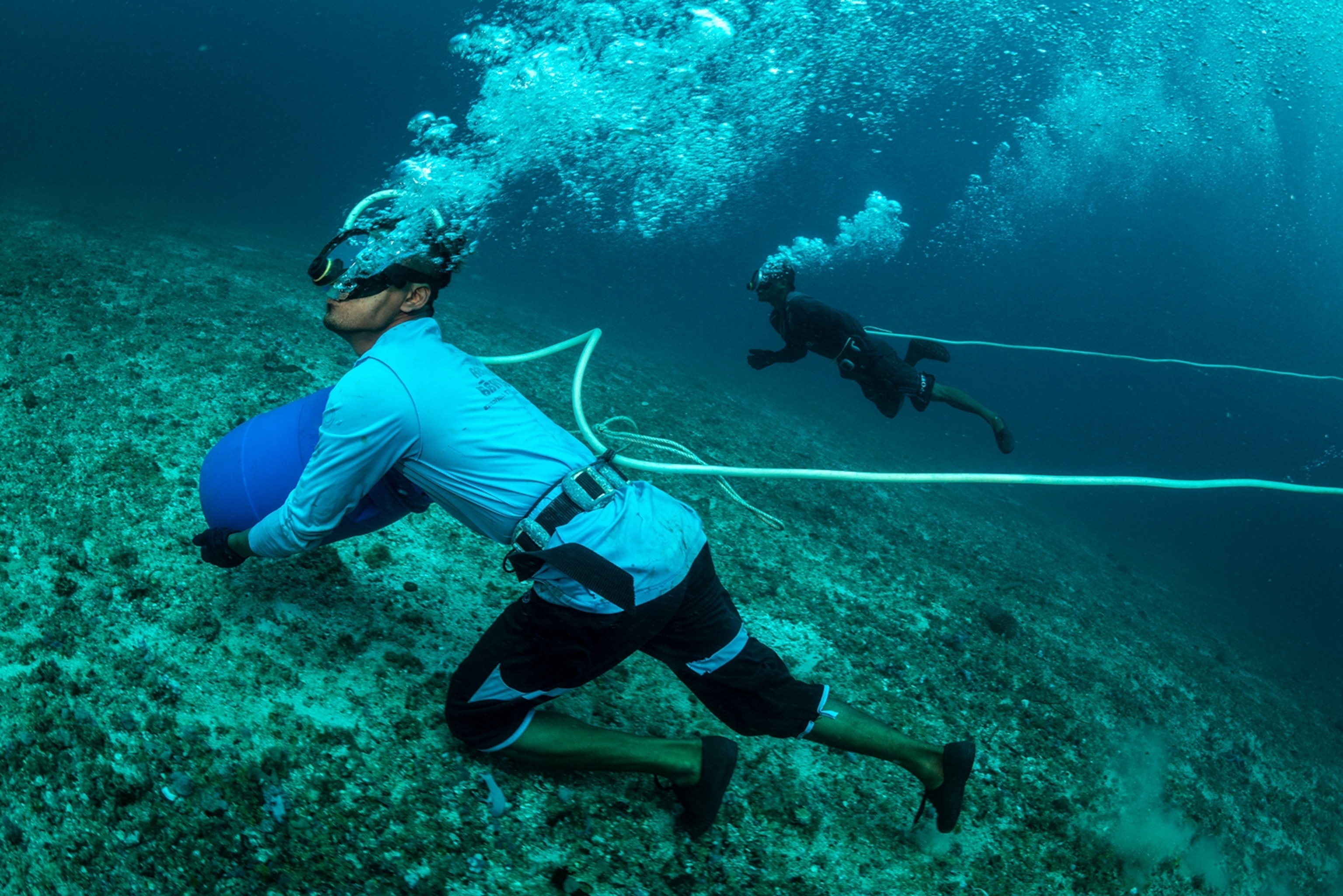 Image of Urak Lawoi fishermen running the sea bed