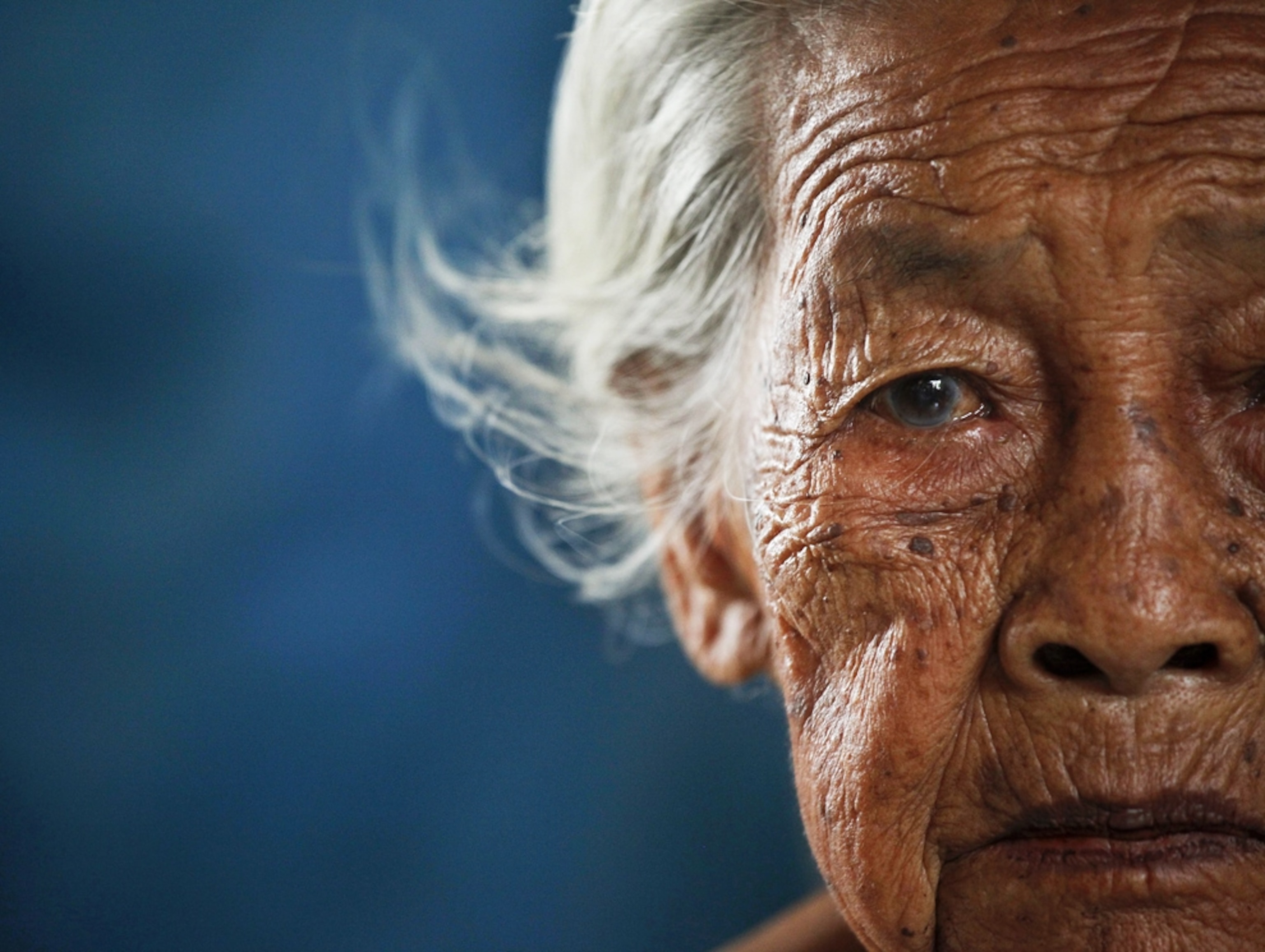 Thailand flooding picture: elderly woman in shelter