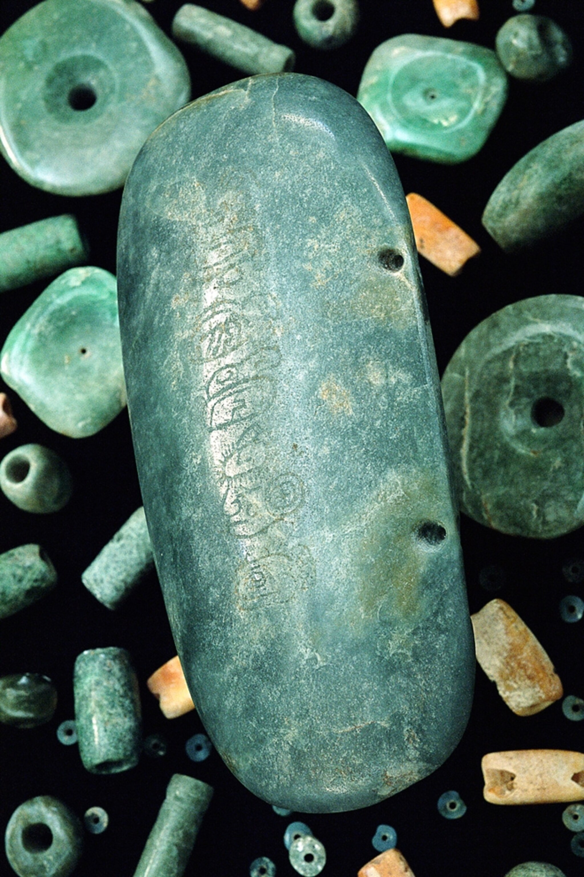Maya-artifact picture: jade piece worn by buried royal