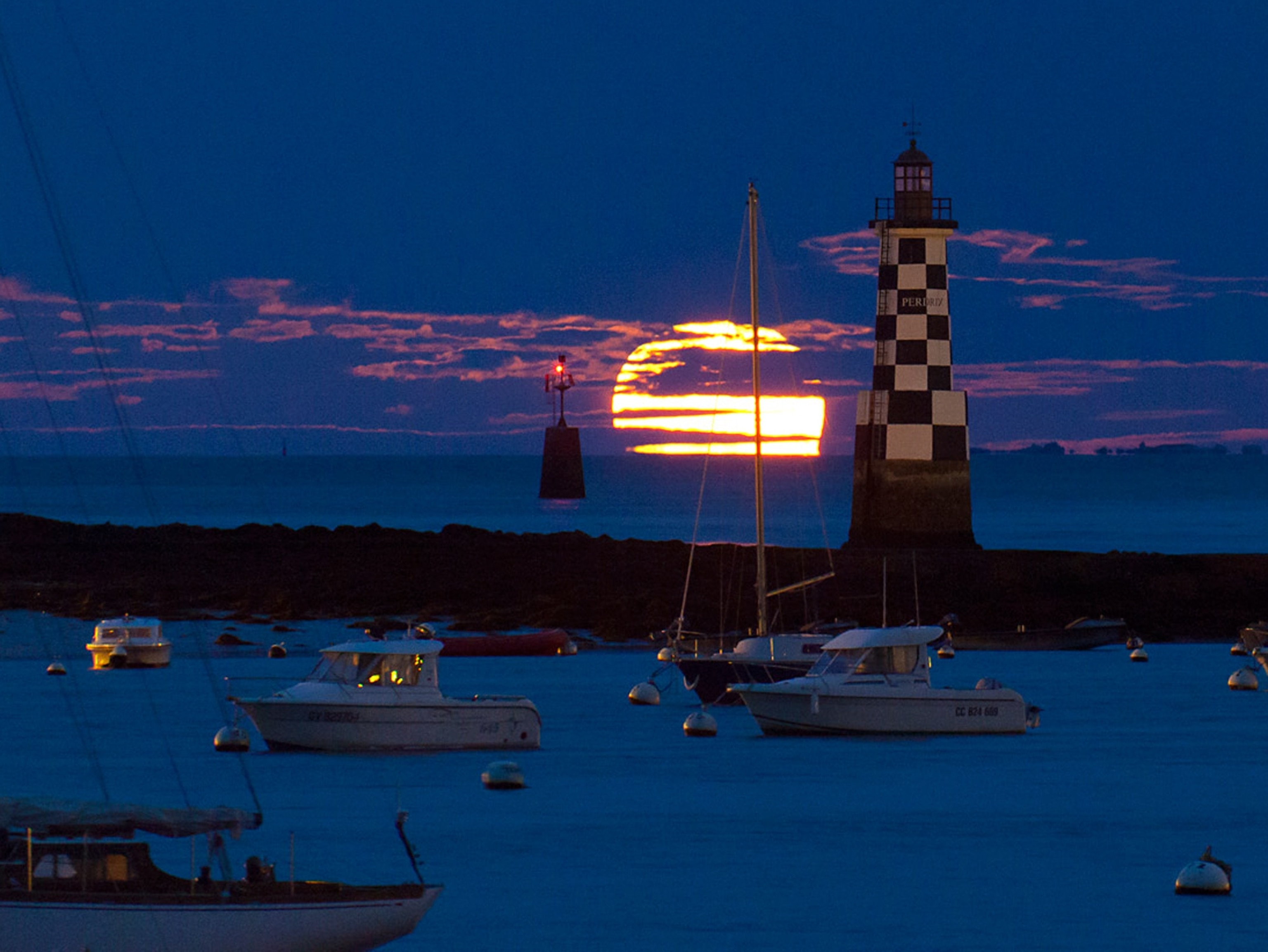 Supermoon picture: the full moon near a lighthouse in France, 2012