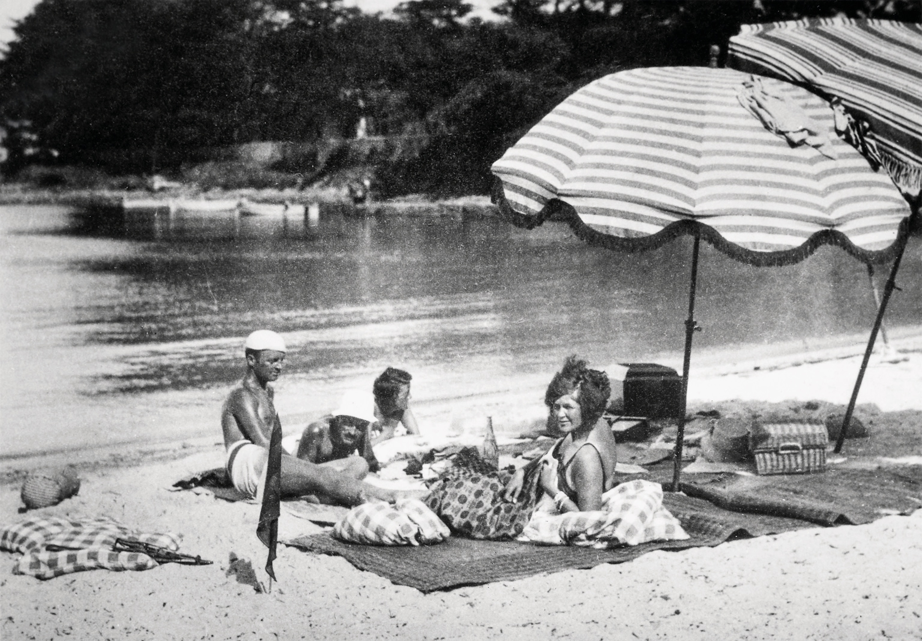 Gerald Murphy (far left) and Sara (far right) lounge with two friends on the beach.