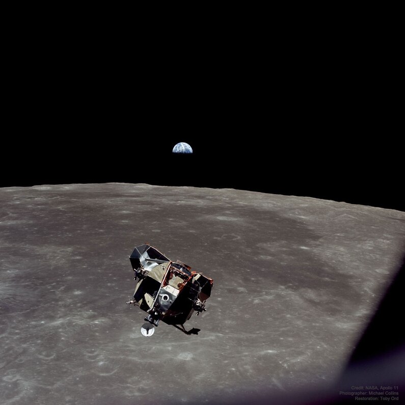 Apollo 11, arka planda D&uuml;nya ile ayın &uuml;zerinde eve d&ouml;n&uuml;yor.