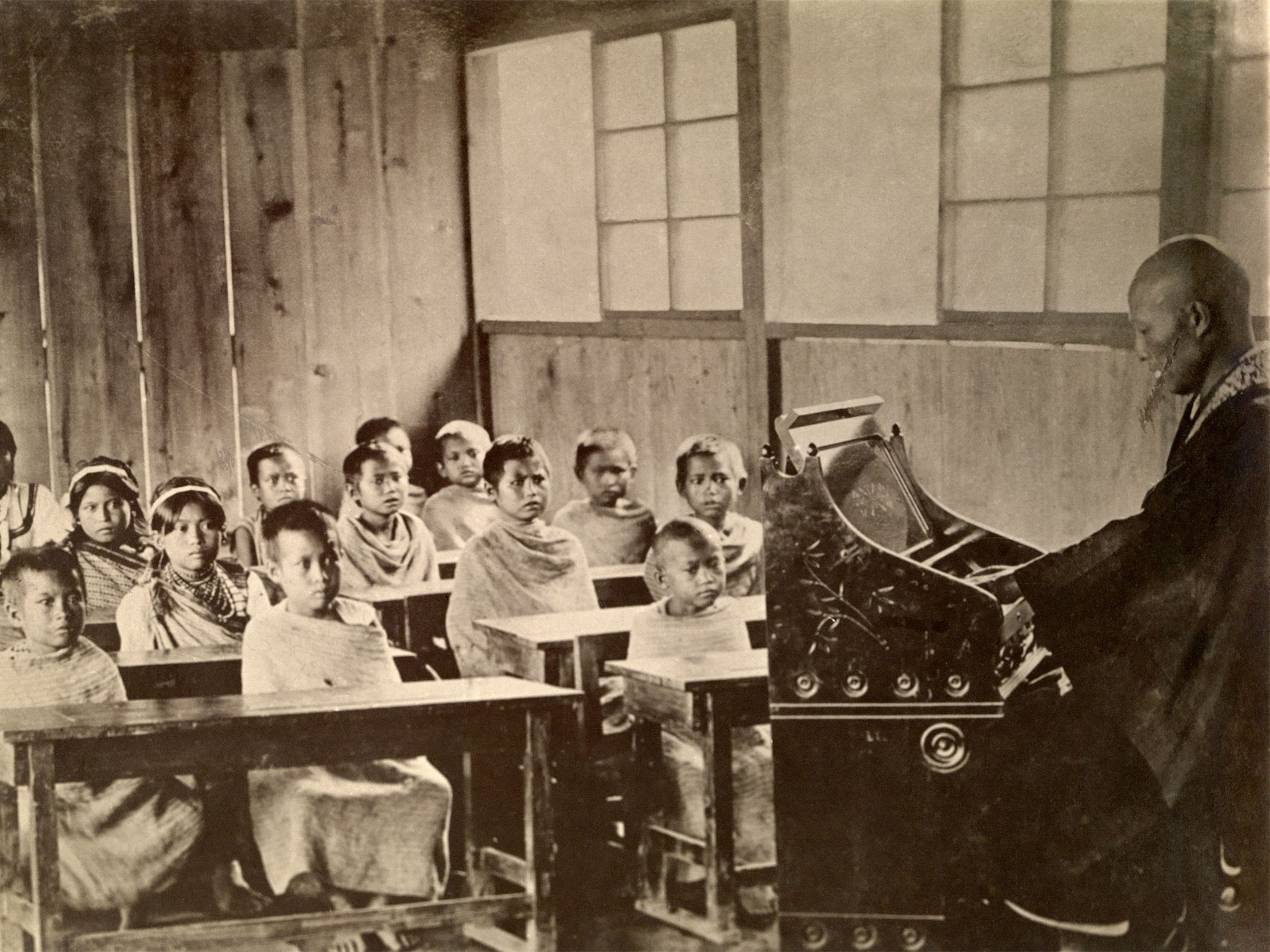 children in a classroom in Taiwan in 1920