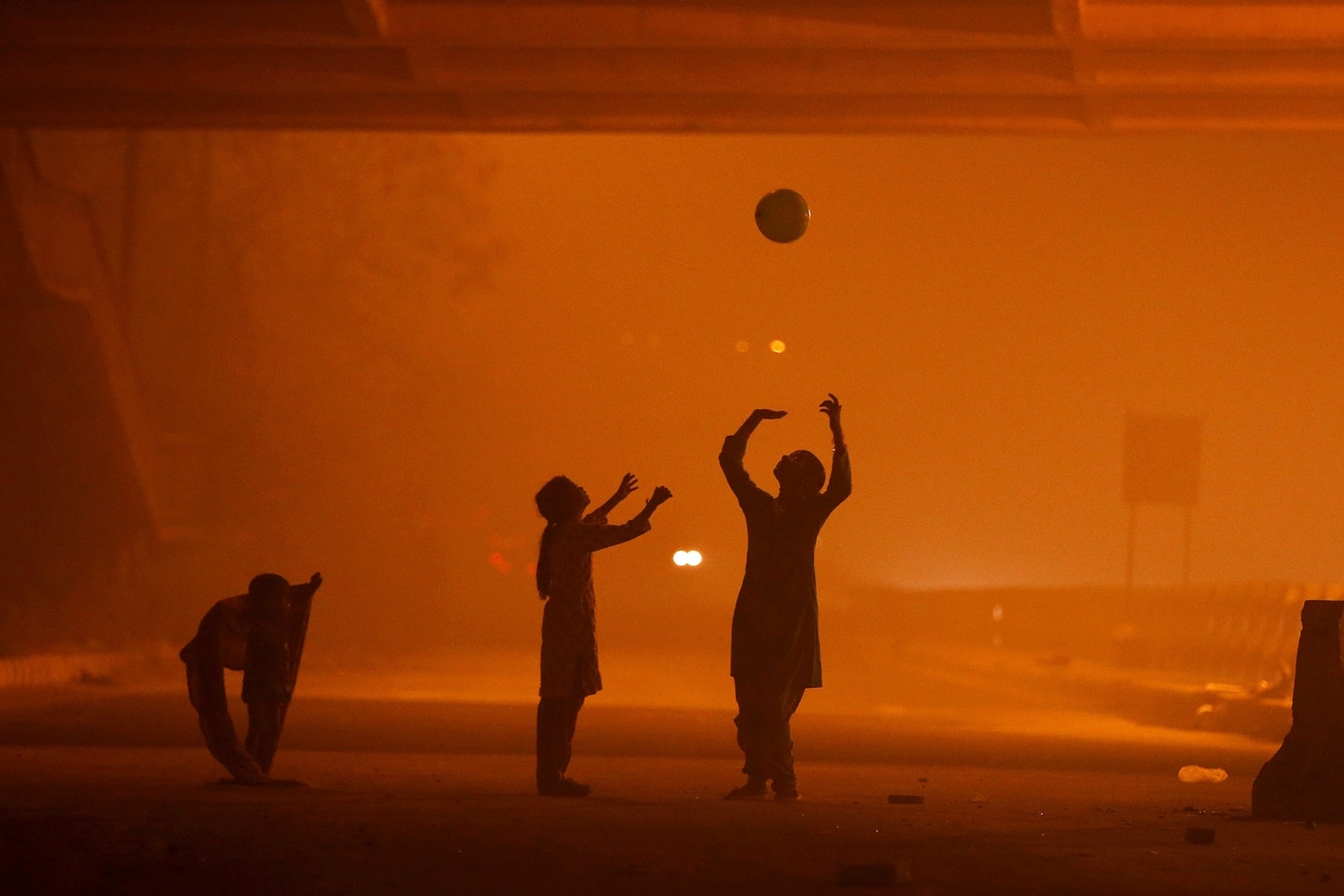 girls playing amidst smog in Delhi