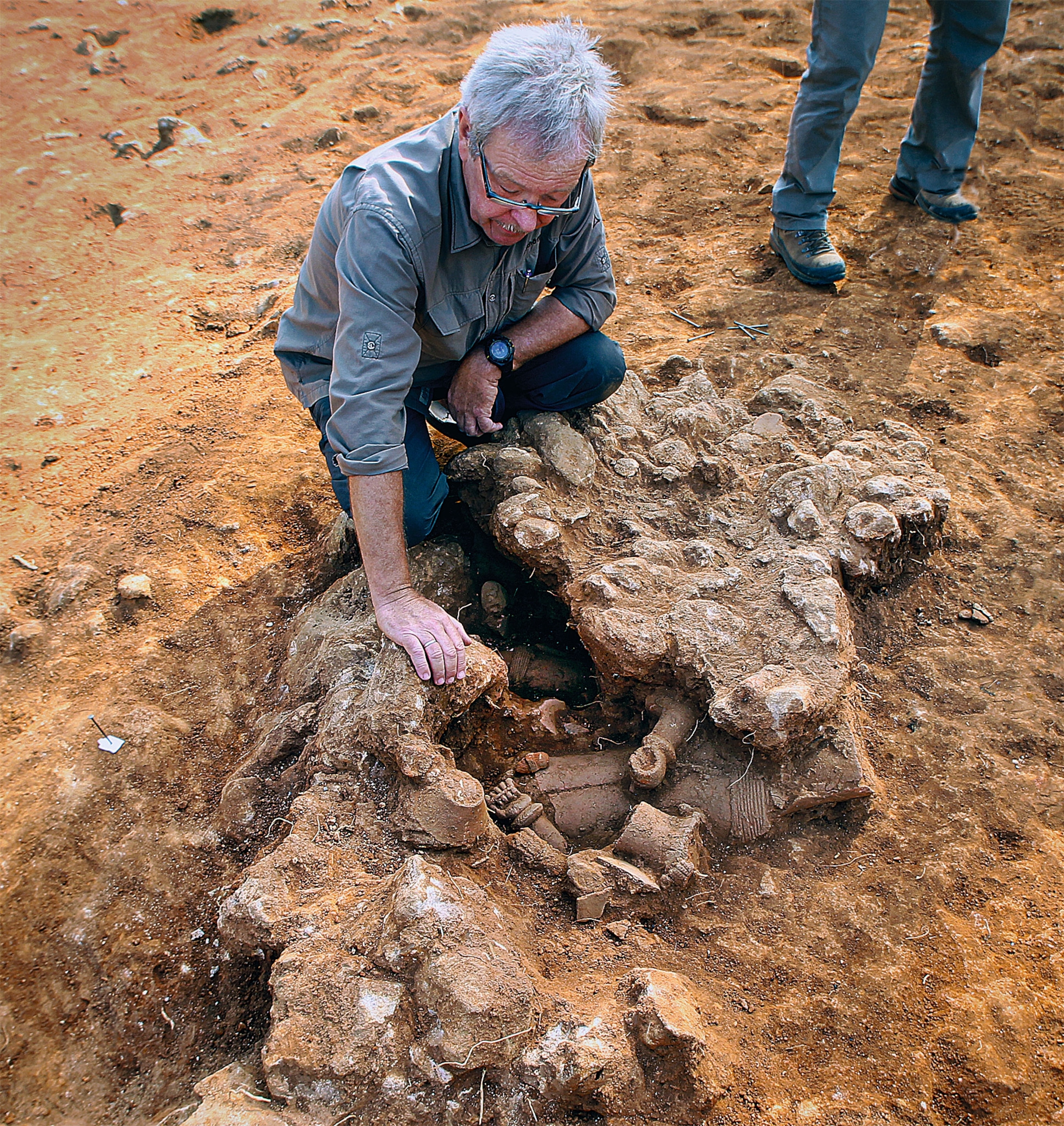 Archaeologist Peter Breunig excavates a terra-cotta deposit in Pangwari.