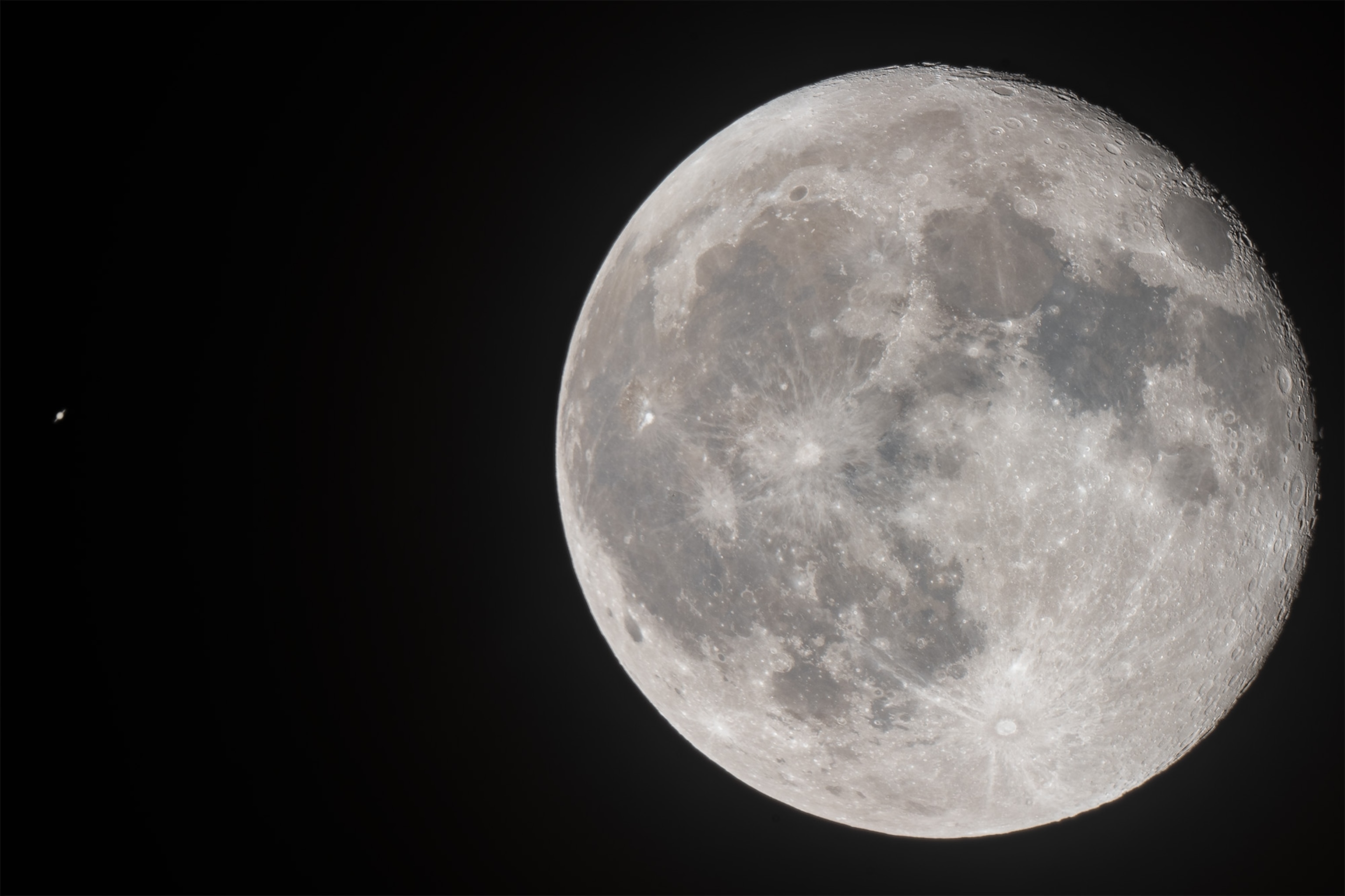 Saturn and Moon conjunction, where the moon is to the right and much larger
