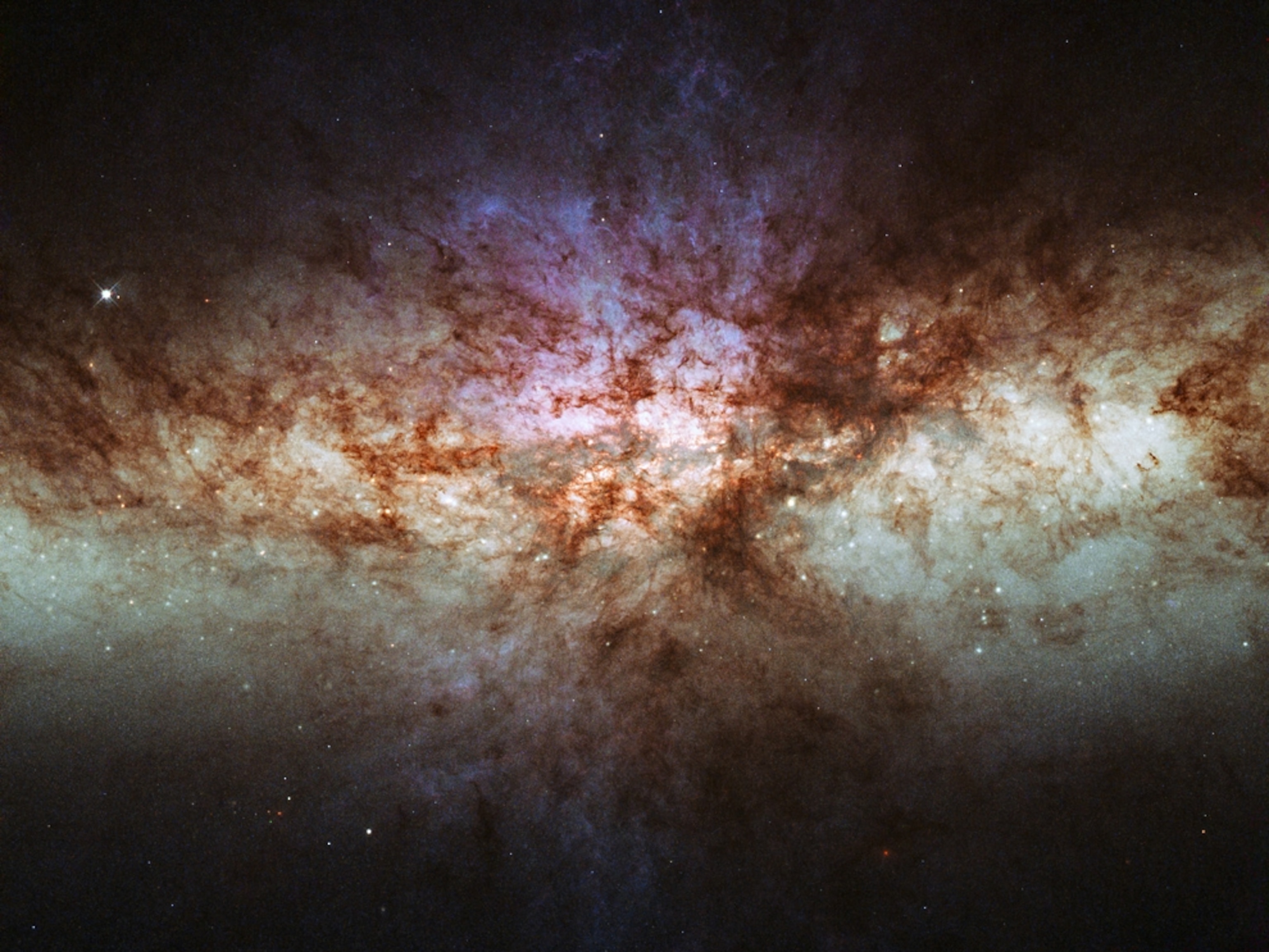 Cigar galaxy picture: close up of the center of M82