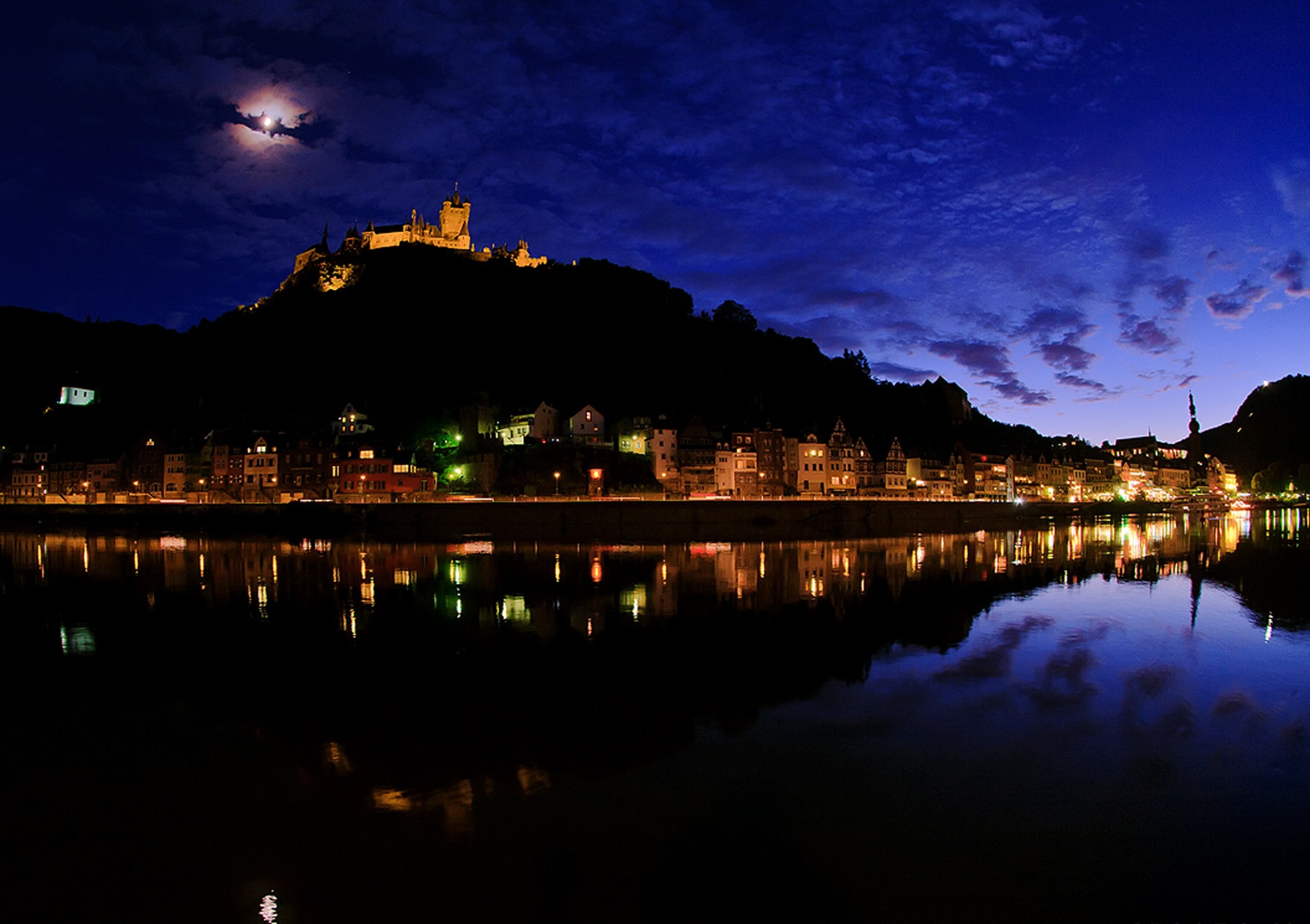 Week in Space - Picture of the moon above the town of Cochem, Germany