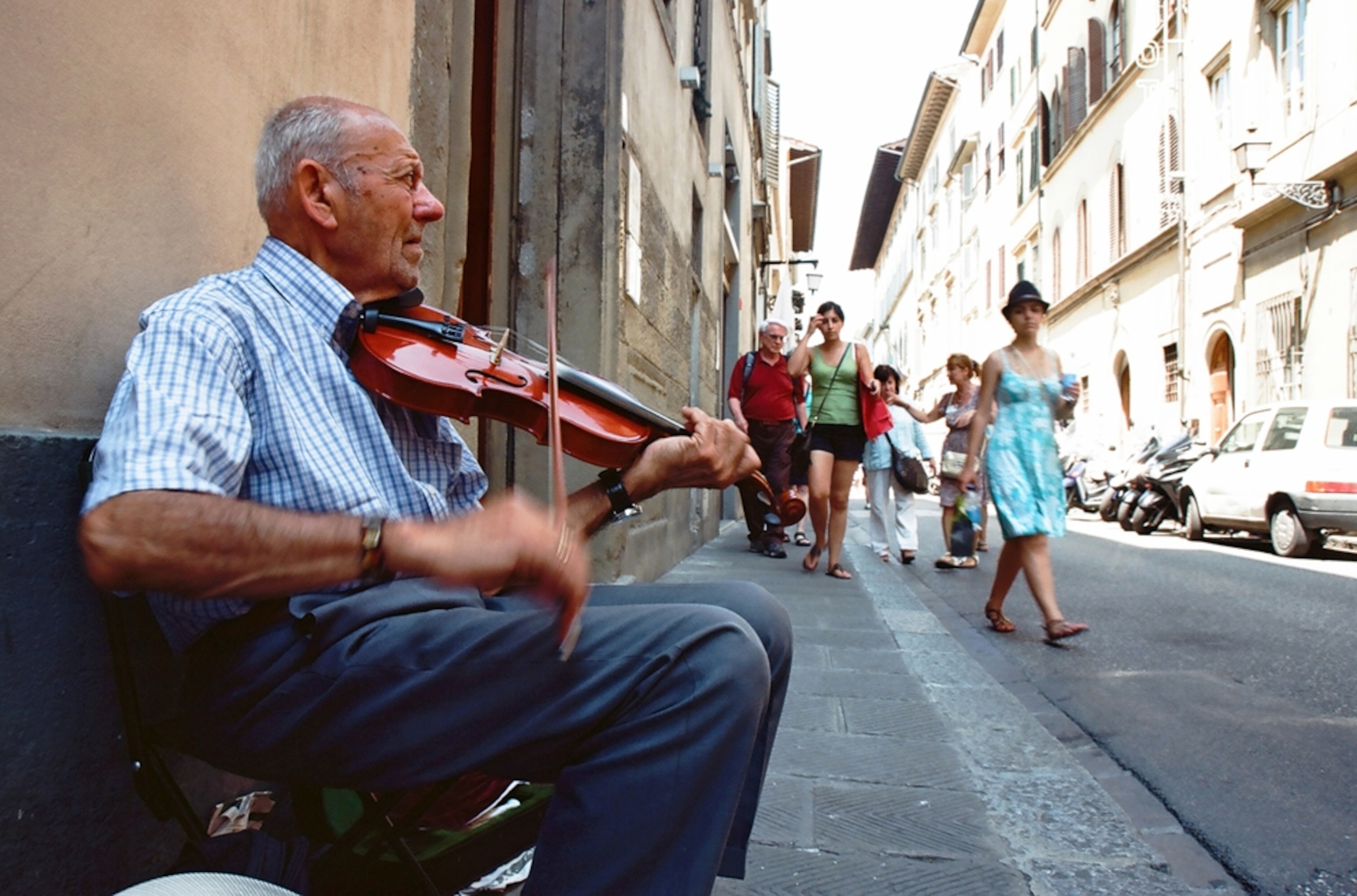 Man playing his viloin in Florence, Italy
