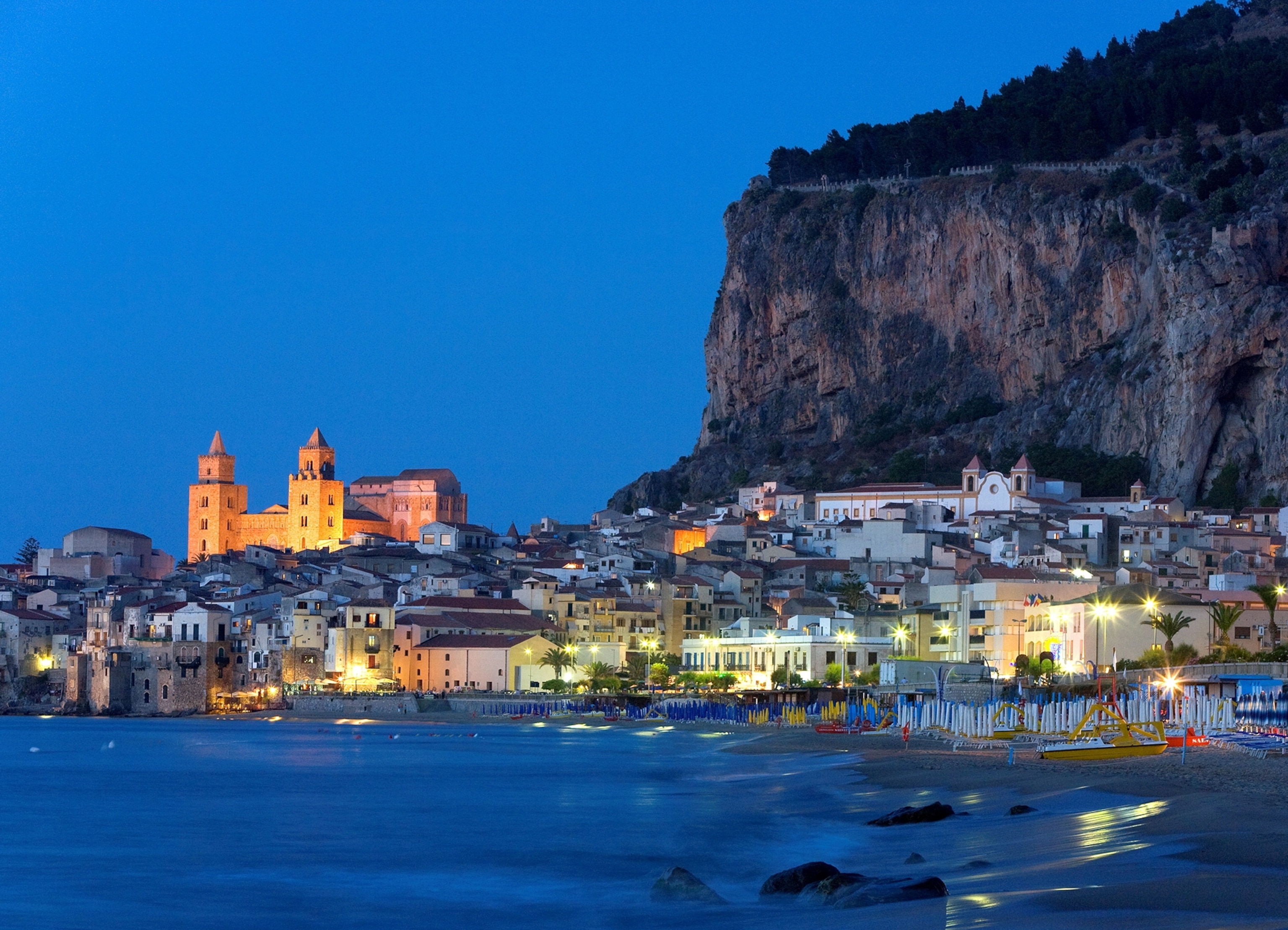 Altstadt, Meer, blaue Stunde, Daemmerung, Cefalu, Provinz Palermo, Sizilien, Italien (Bildtechnik: sRGB, 36.39 MByte vorhanden)