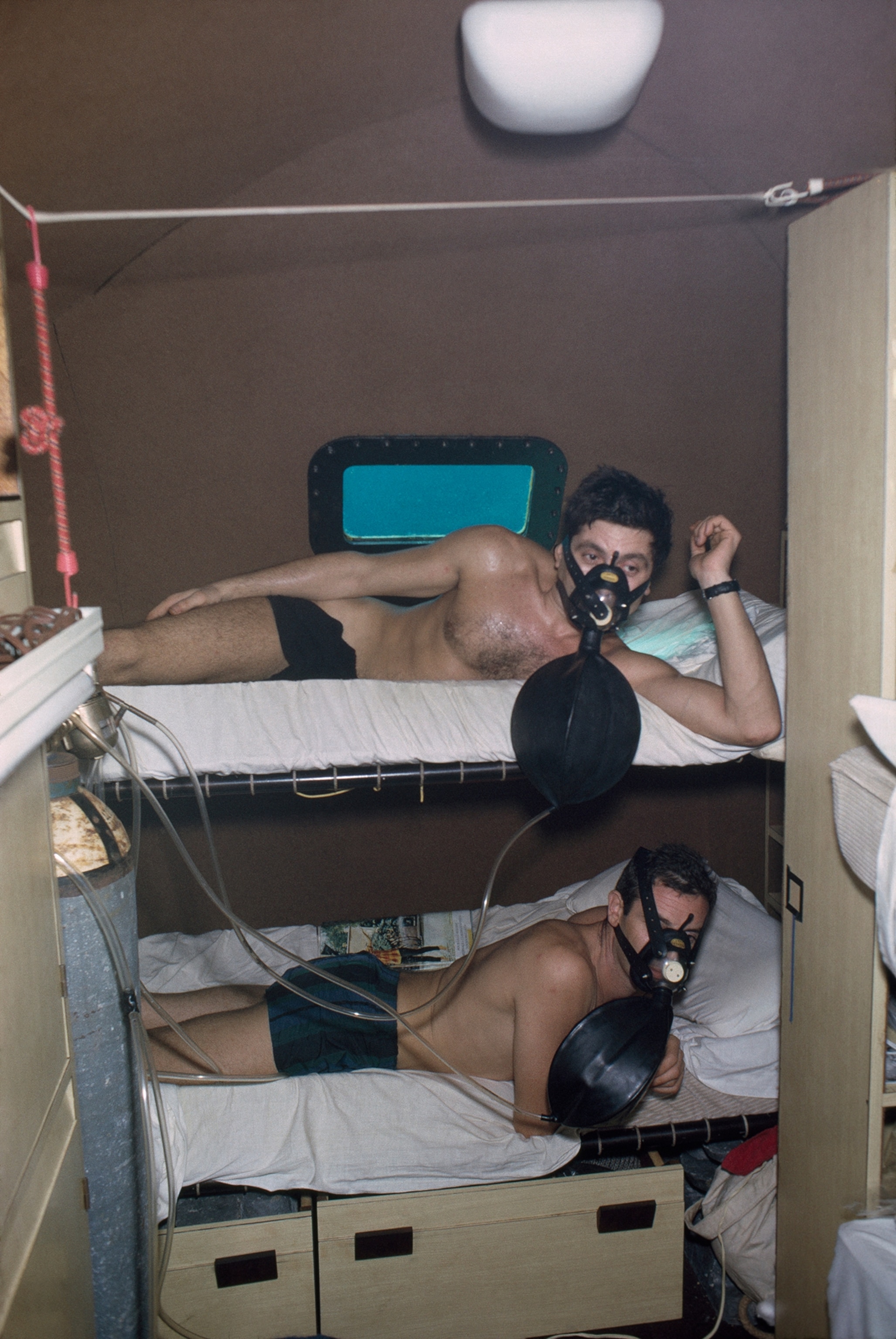 Men in a submersible breathe a mixture to avoid long decompressions.