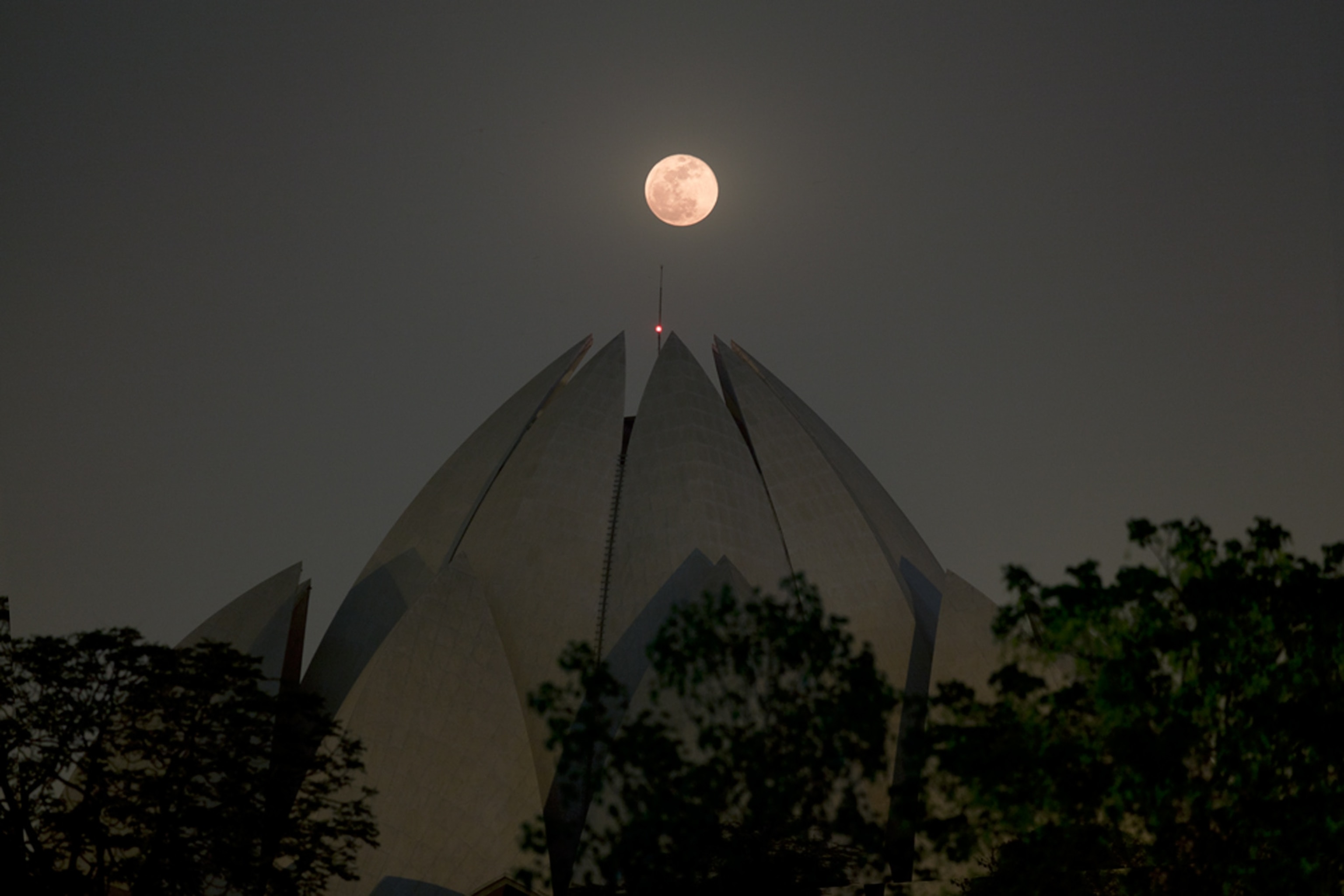 Supermoon picture: full moon and the Lotus Temple in India, 2012