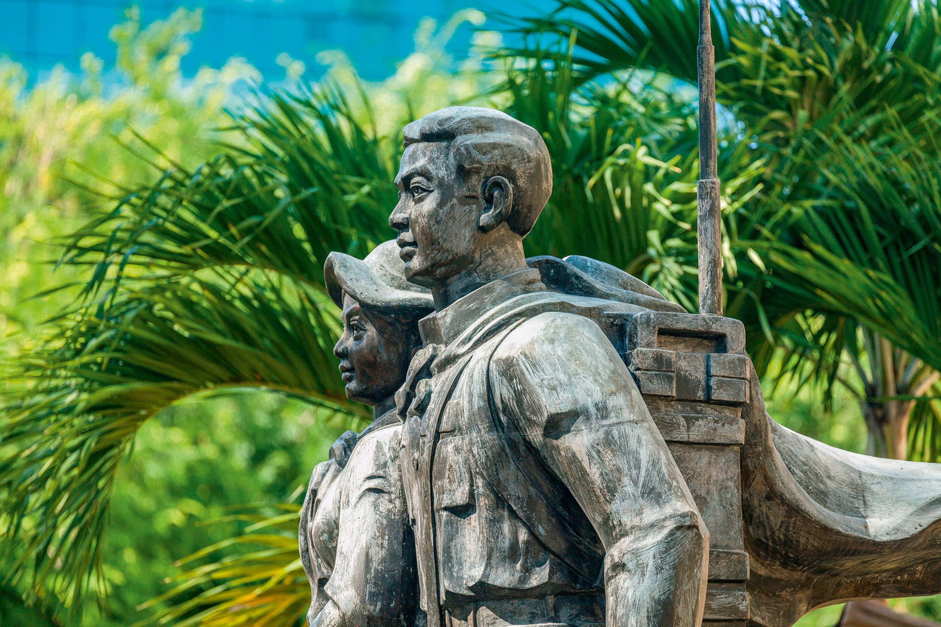 A statue of a man and woman in uniform.