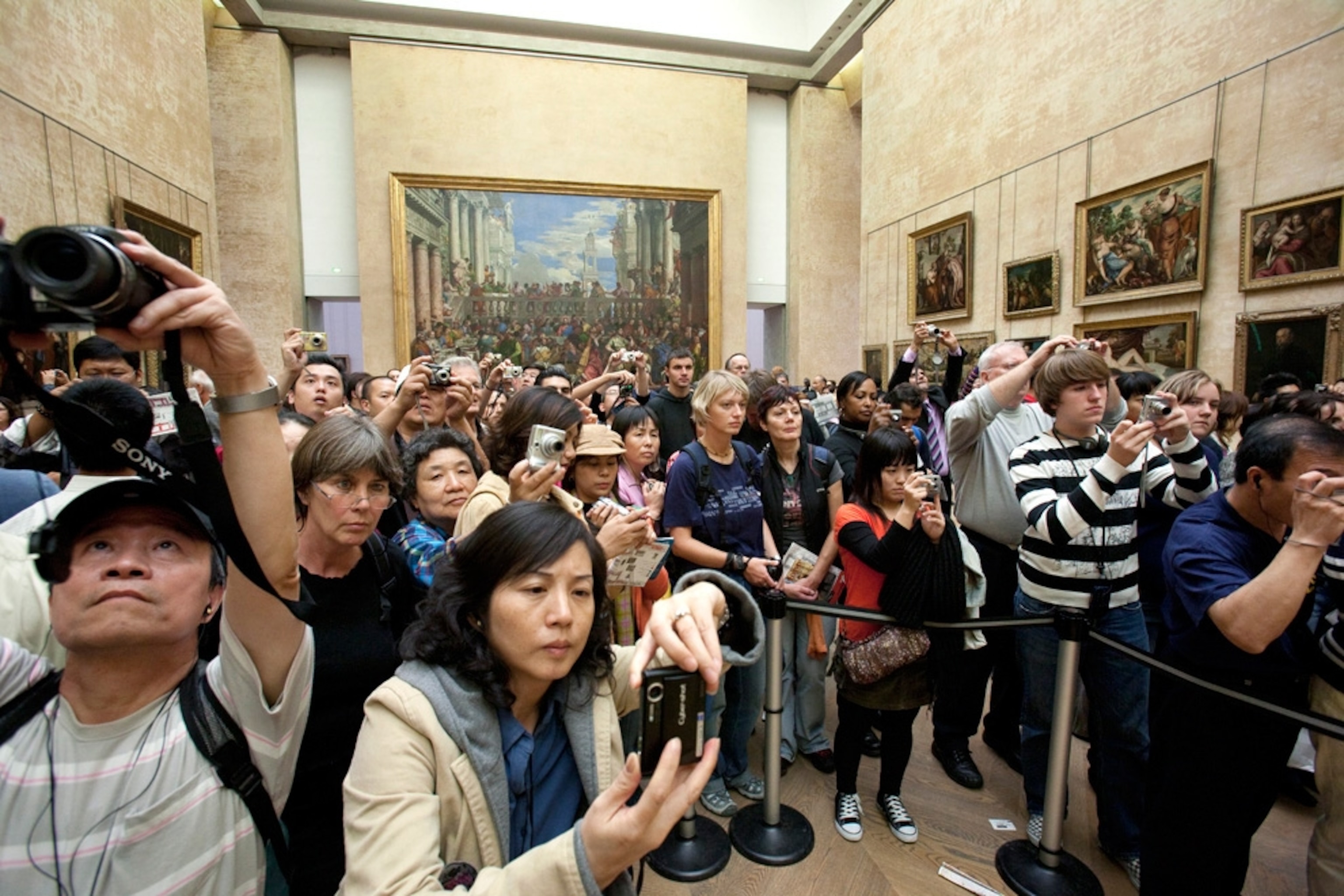 a crowd viewing the Mona Lisa at the Louvre, Paris