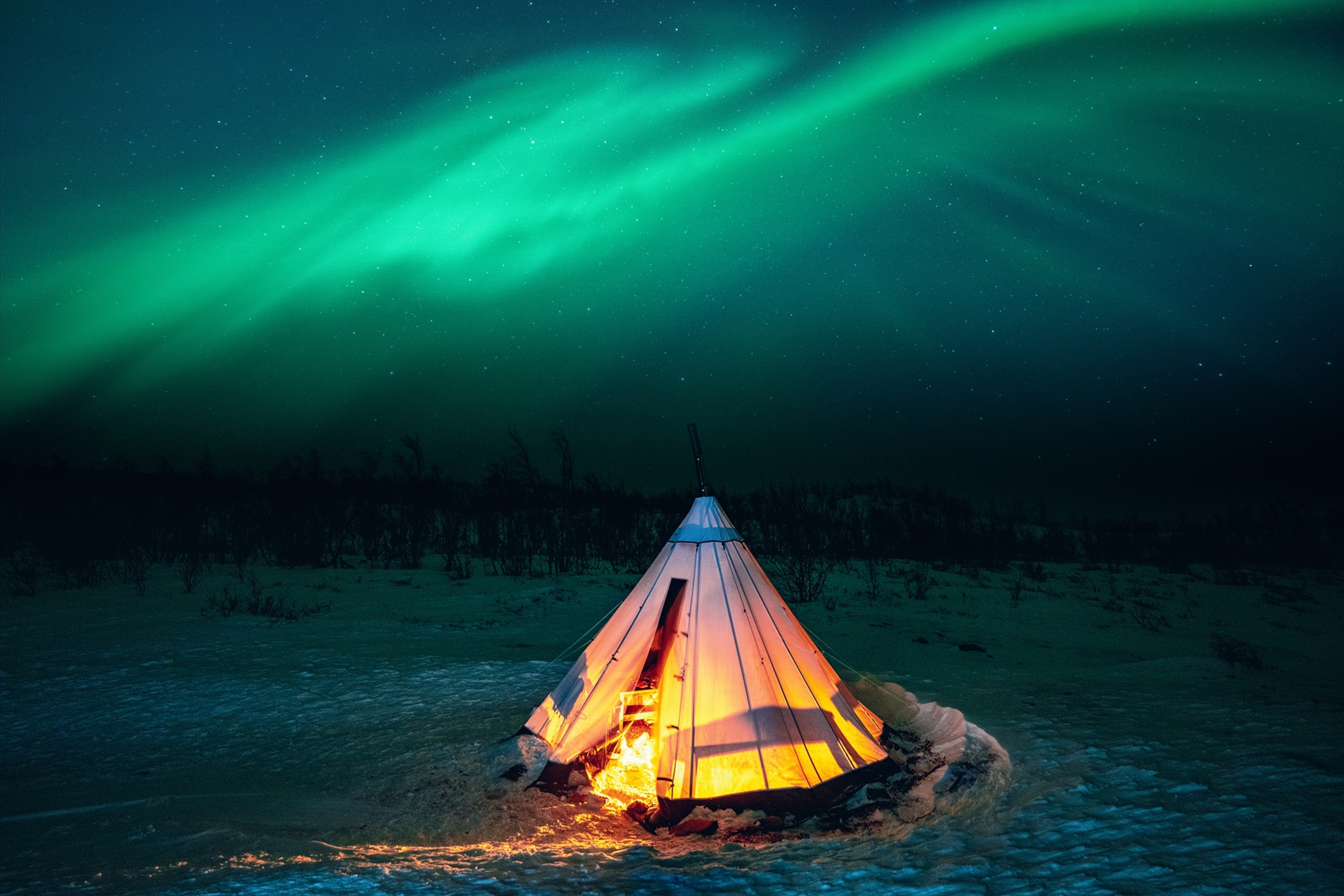 tent under northern lights