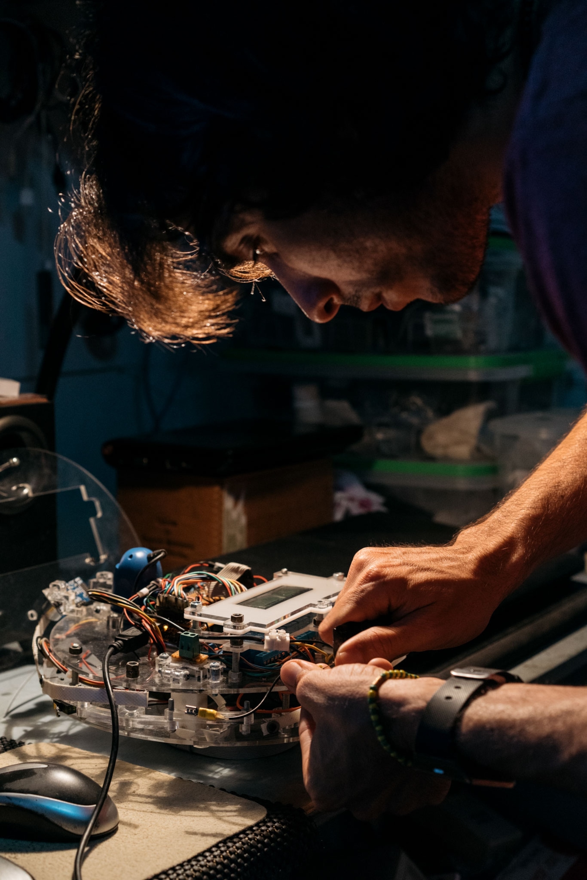 a man building his own robot in Havana, Cuba