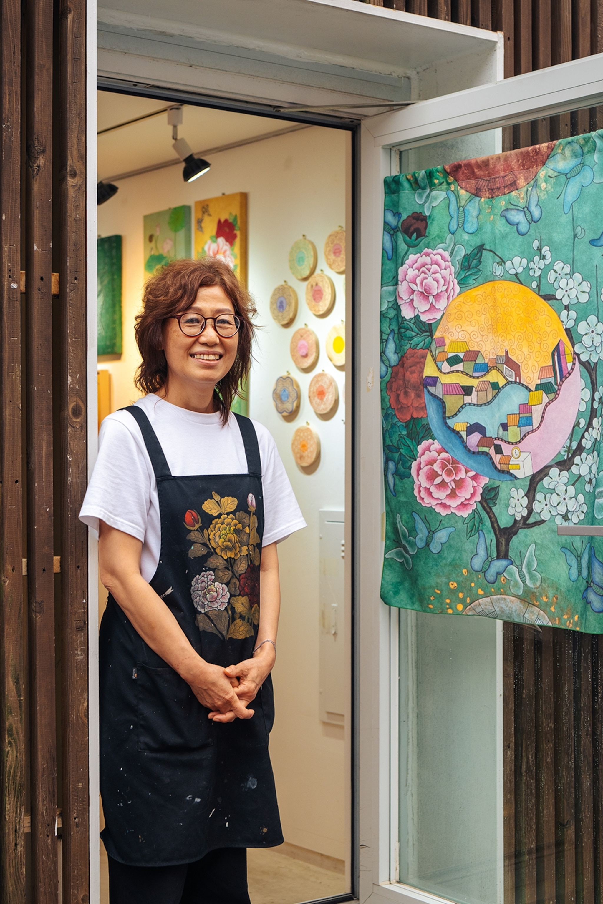 Portrait of Jung Kyung-ae outside studio.