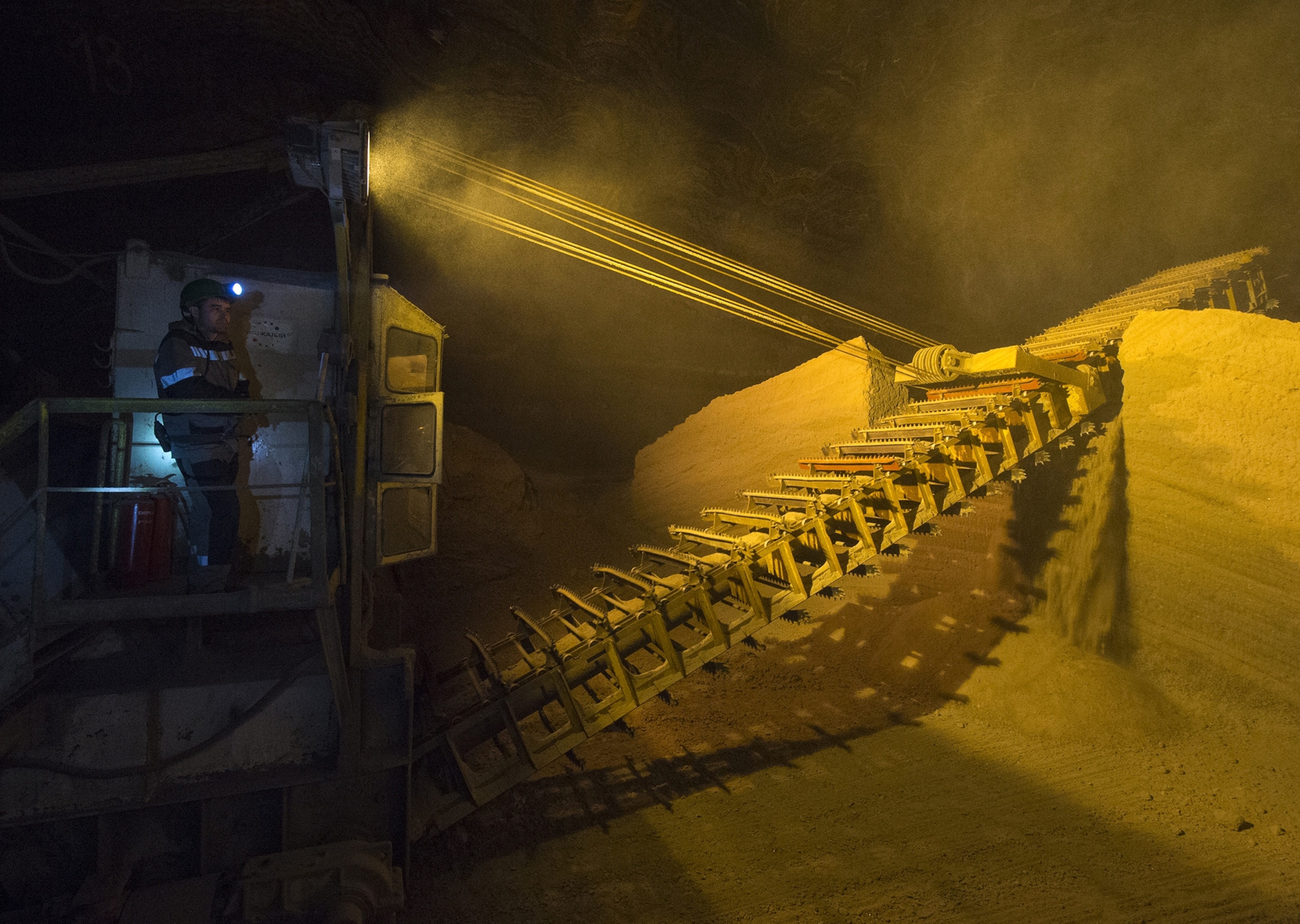 a machine sawing a cake of sylvinite ore