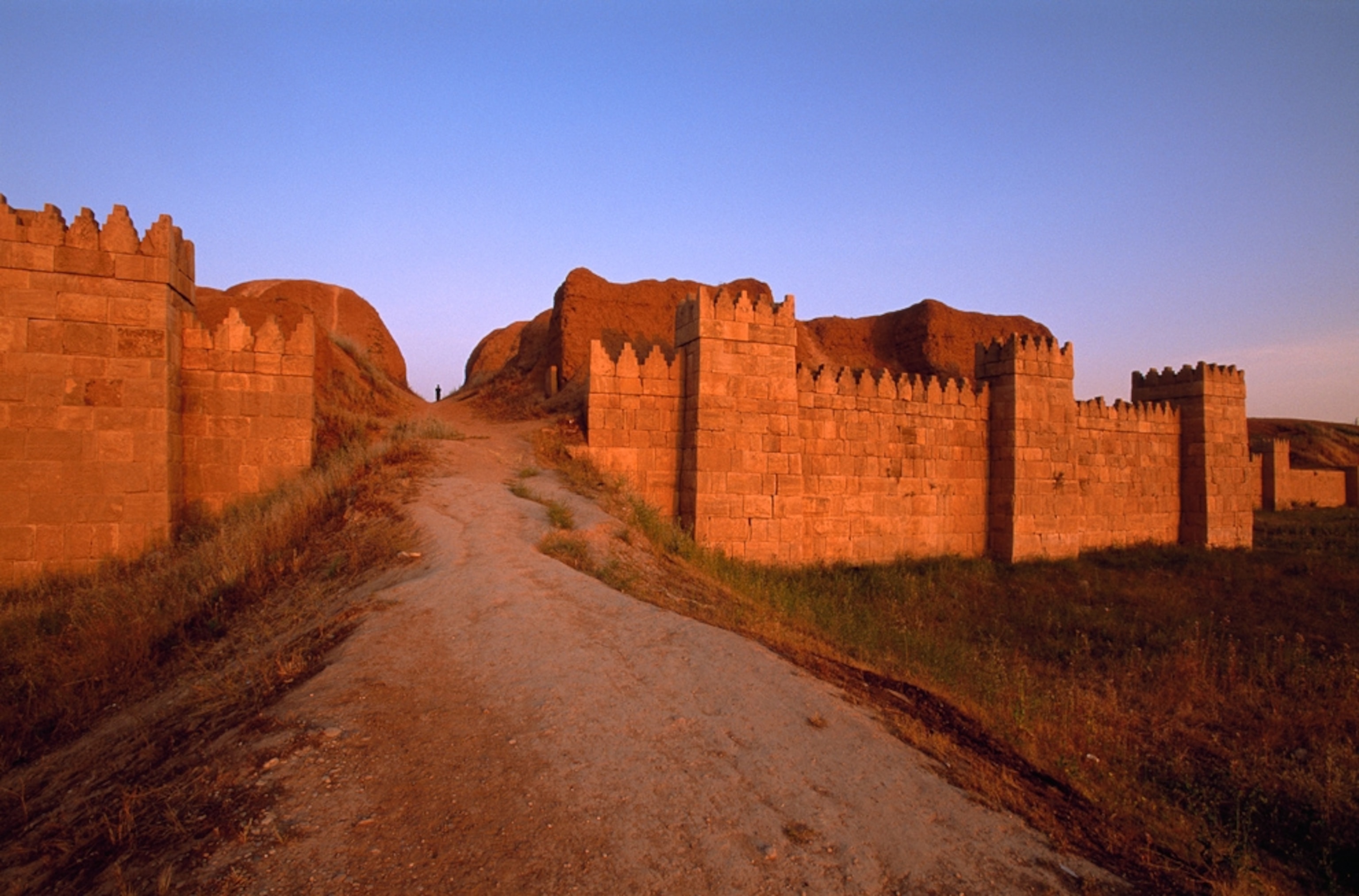 Picture of mudbrick walls around the ruins of an Assyrian city.