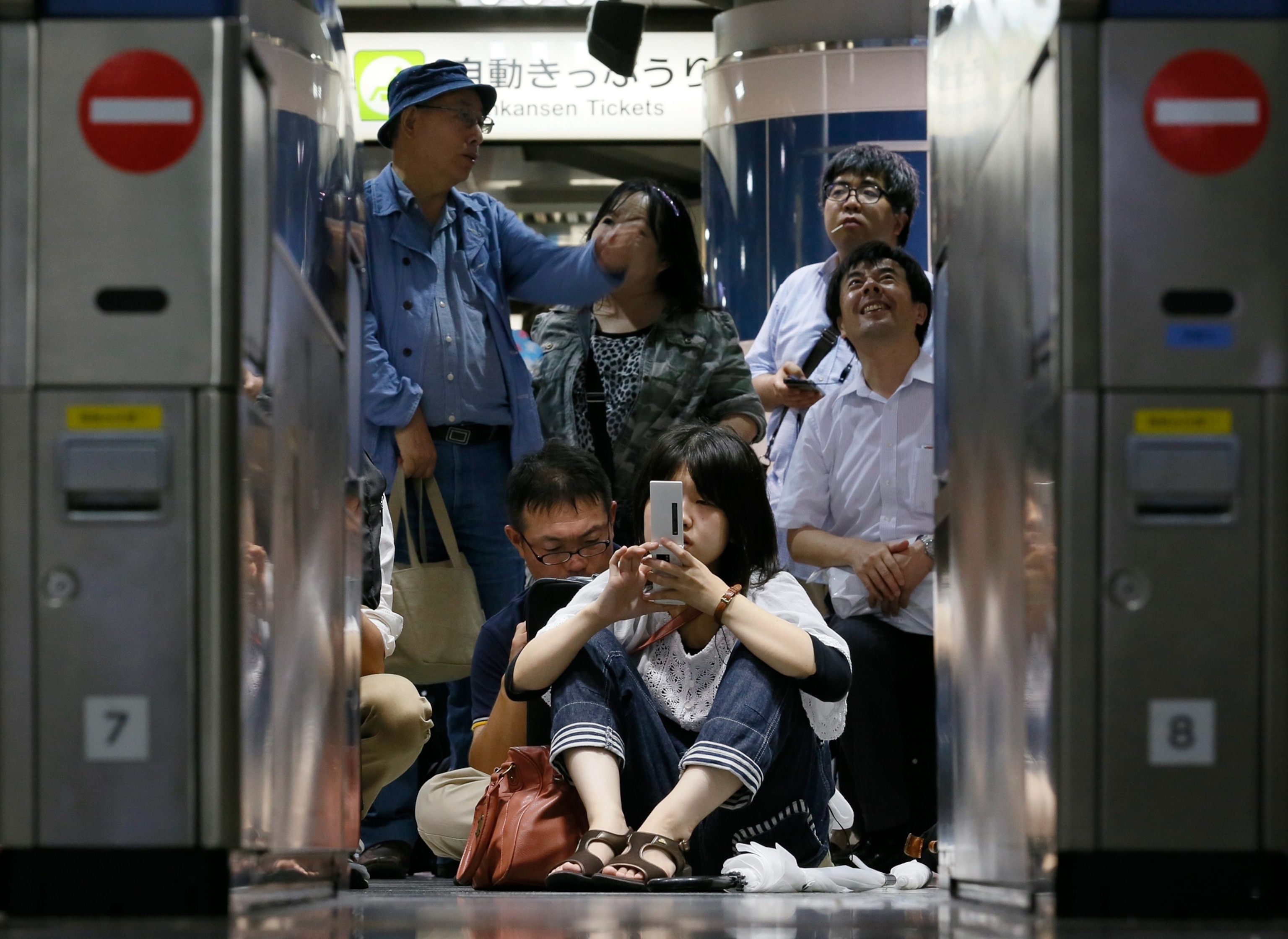 bullet train passengers stranded by Kyoto typhoon
