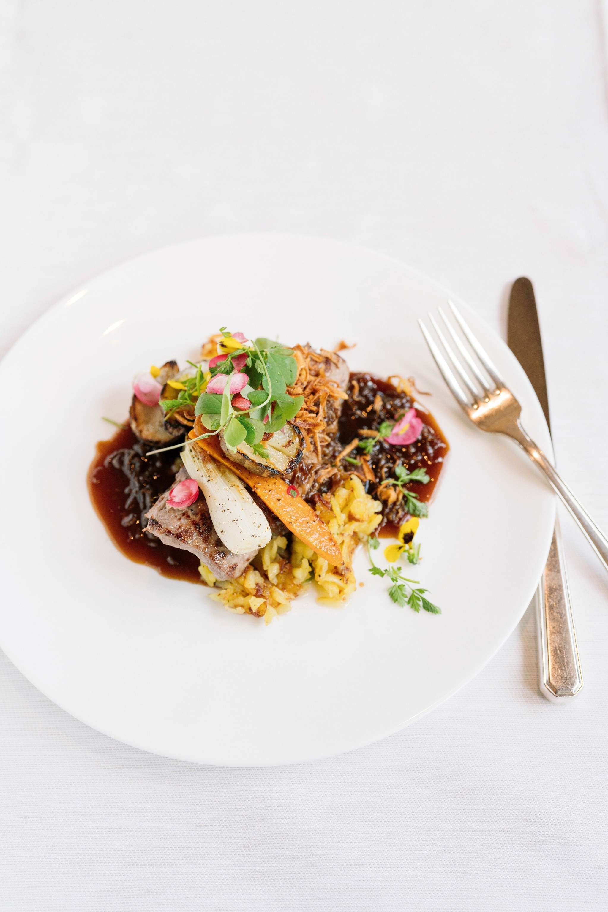 Roast beef with rösti and vegetables