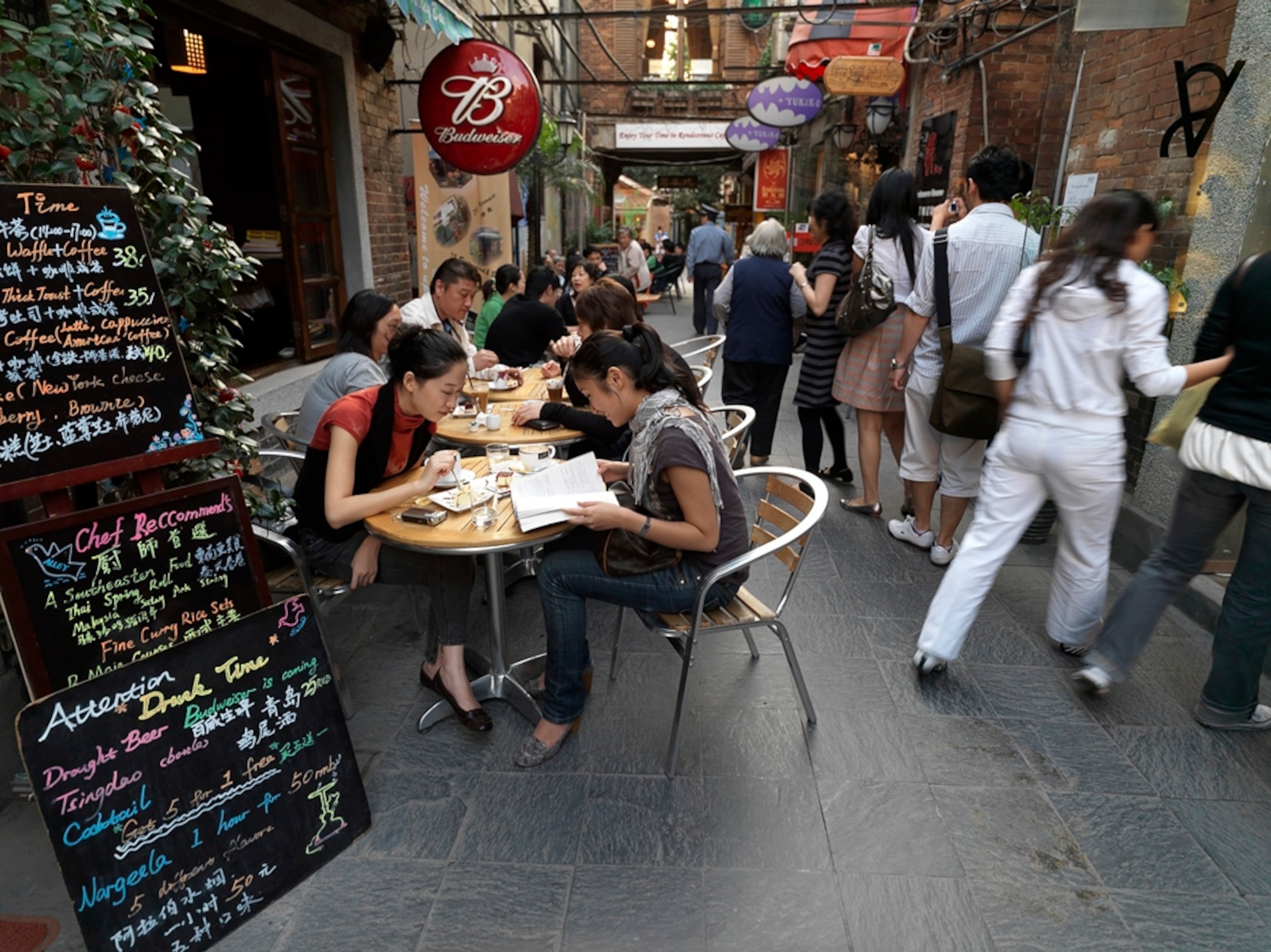 Girls at a cafe, Taikang Road, Shanghai