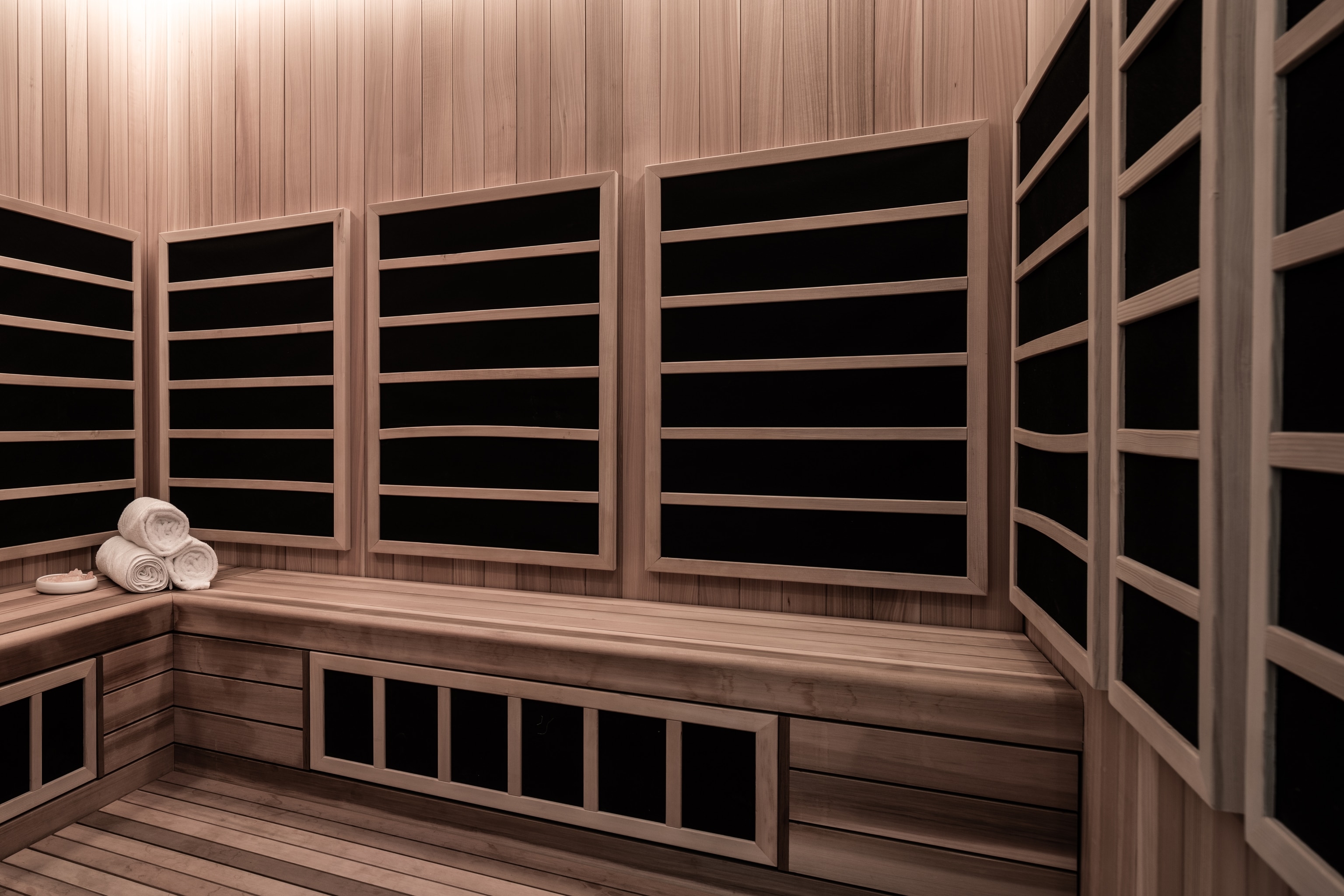 Salle du sauna avec une serviette sur le banc