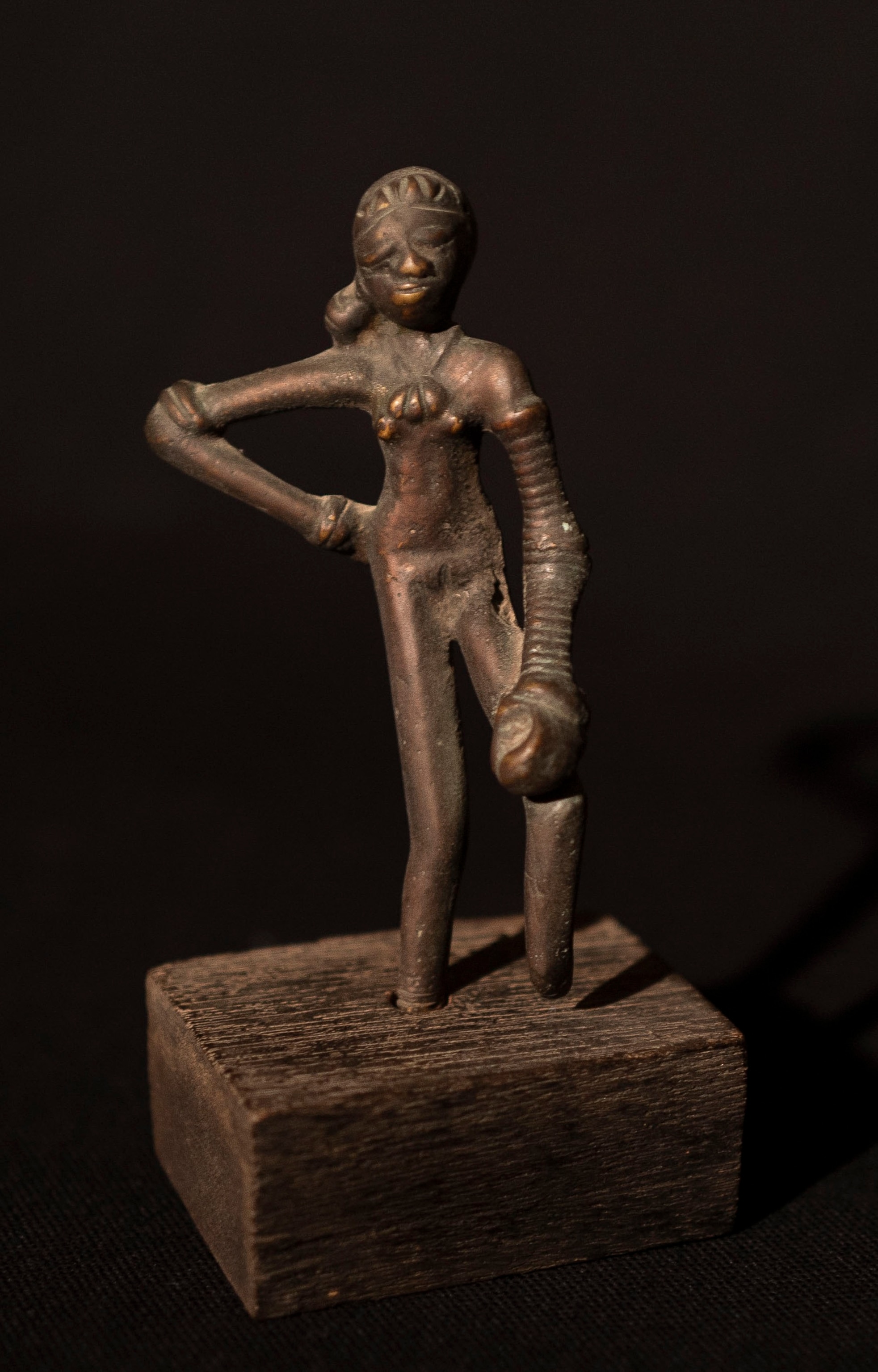 A brown statue of a woman