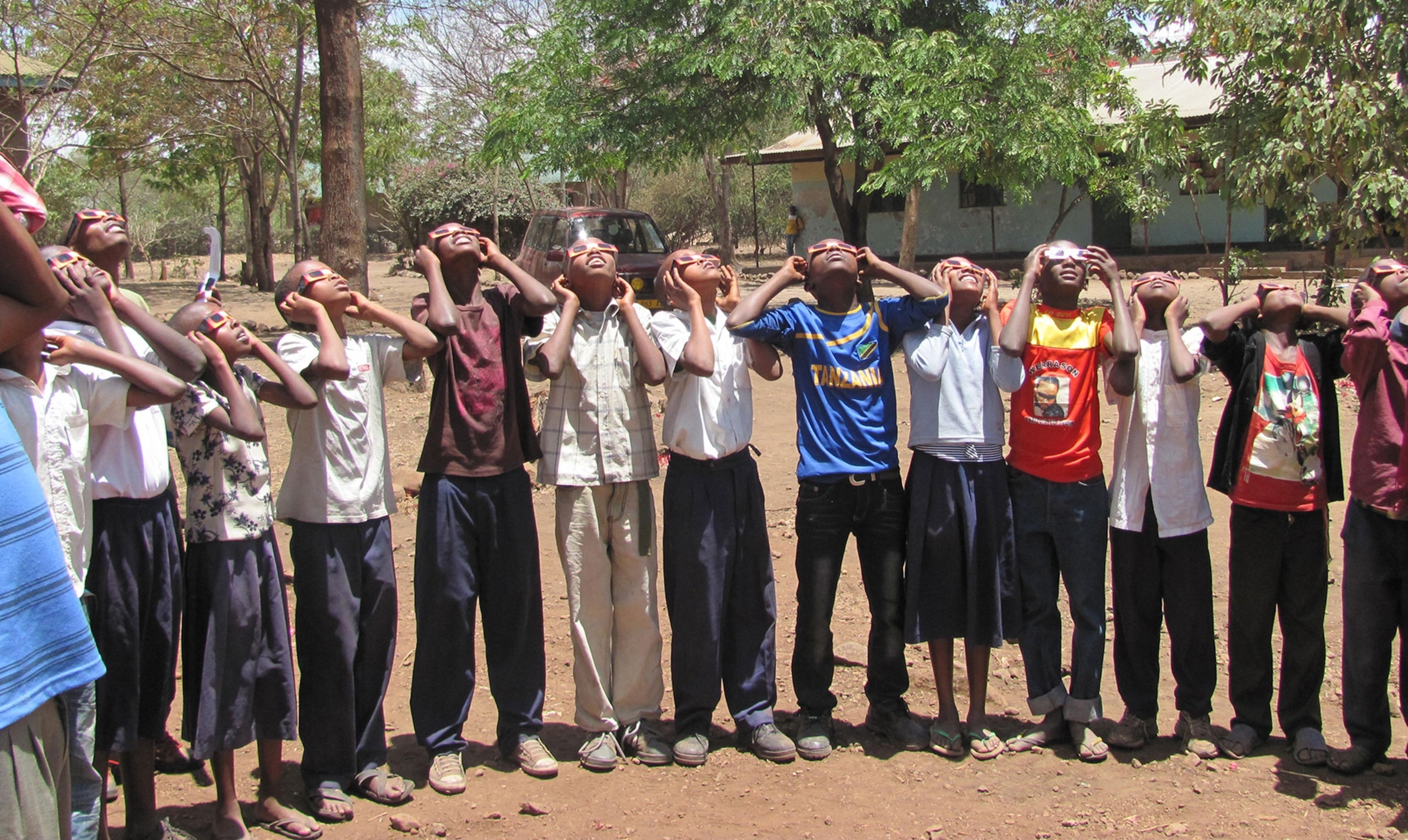 students with solar viewing glasses
