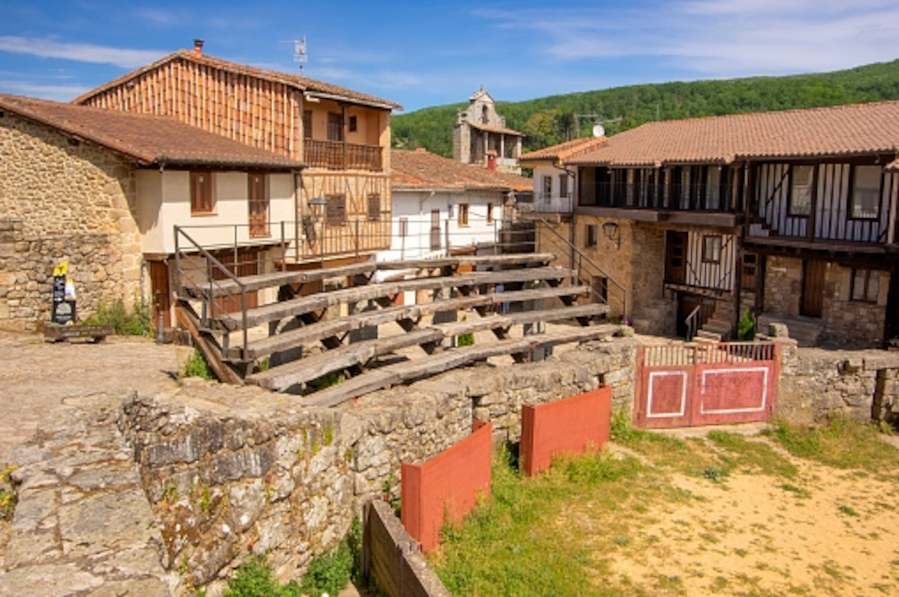 several half-timbered houses built of stone, wood, lathe and plaster. It has a singular rectangular bullring.