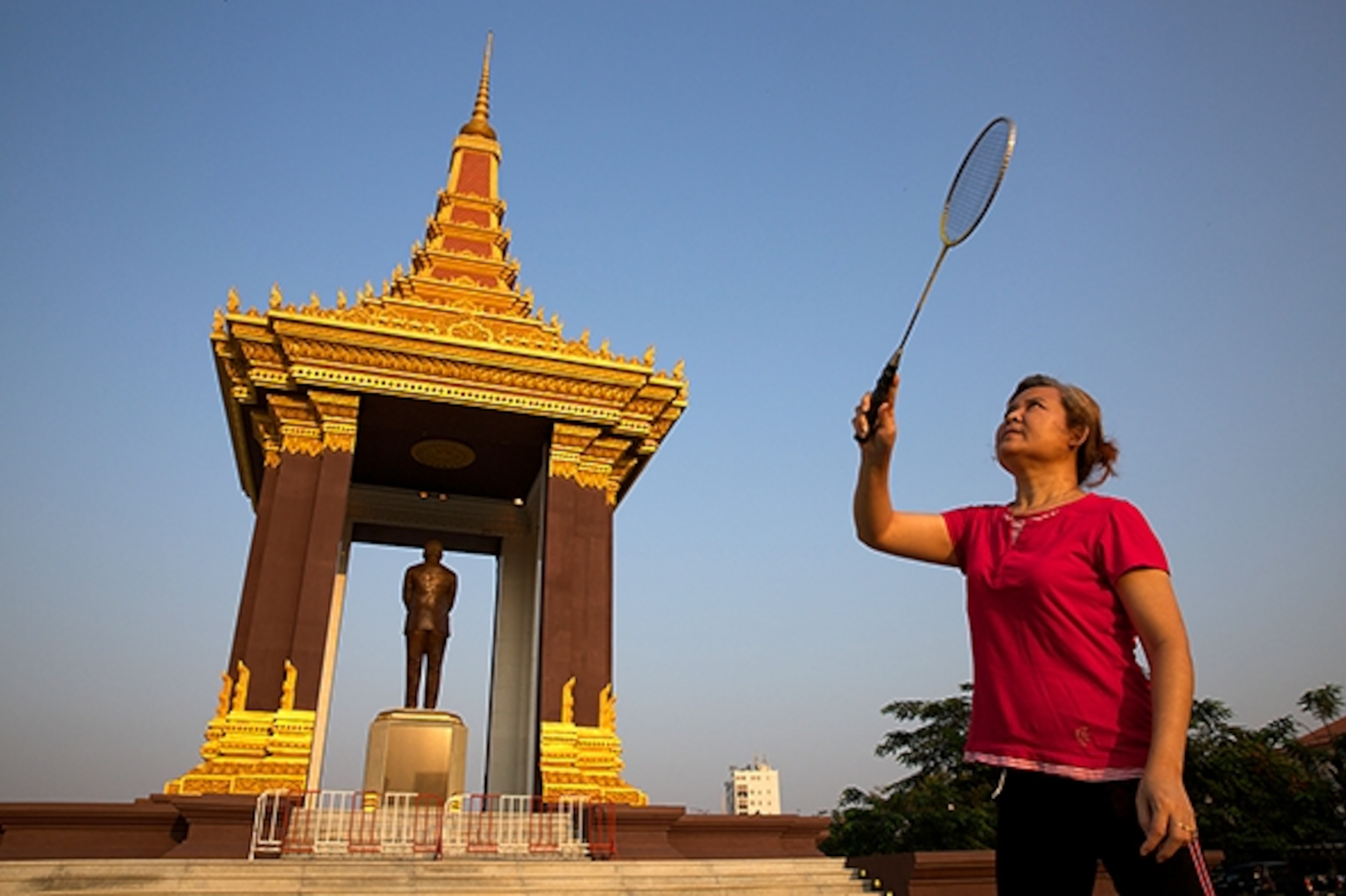 Khmer color: badminton at Neak Banh Teuk Park (Photograph by Palani Mohan)