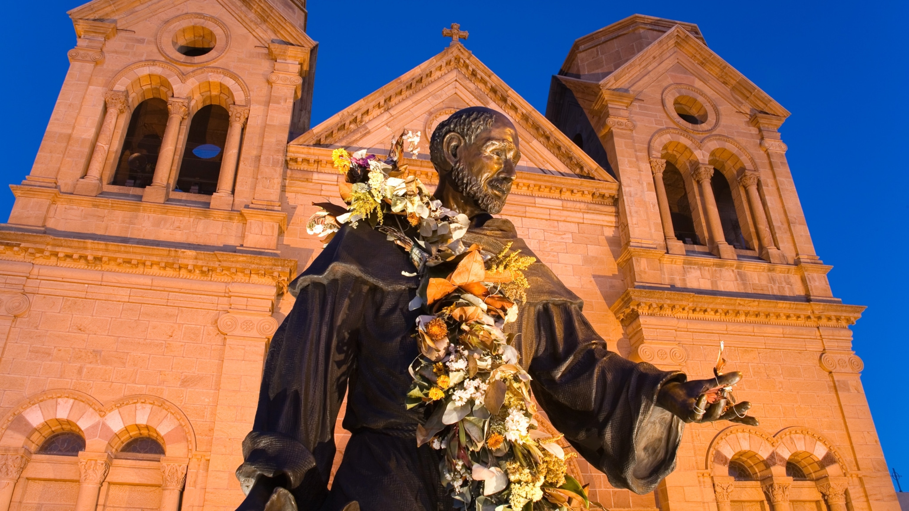 statue-church-santa-fe-new-